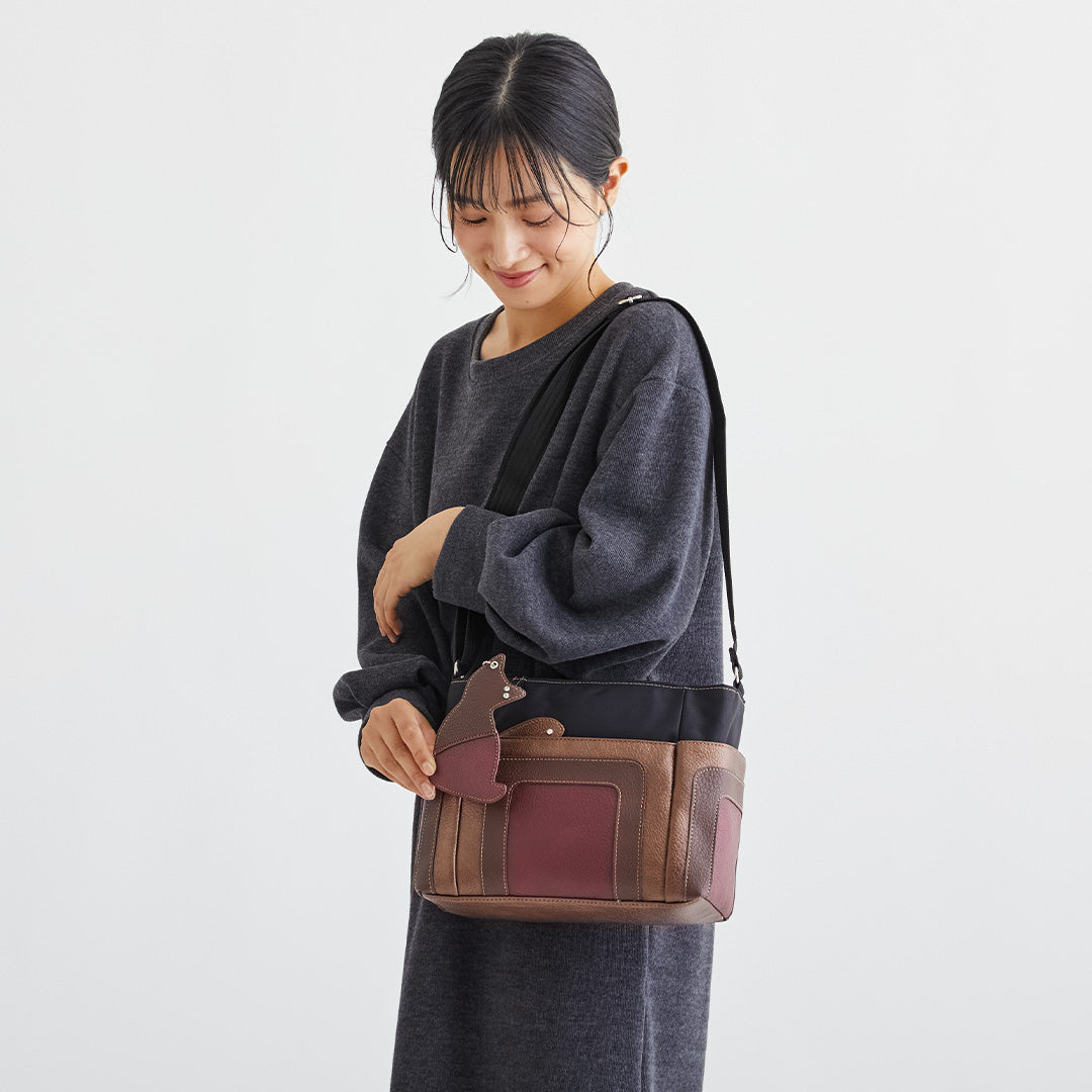 ZAZA シワナイロン×合皮猫チャーム付きマルチカラーショルダーバッグ EL5789