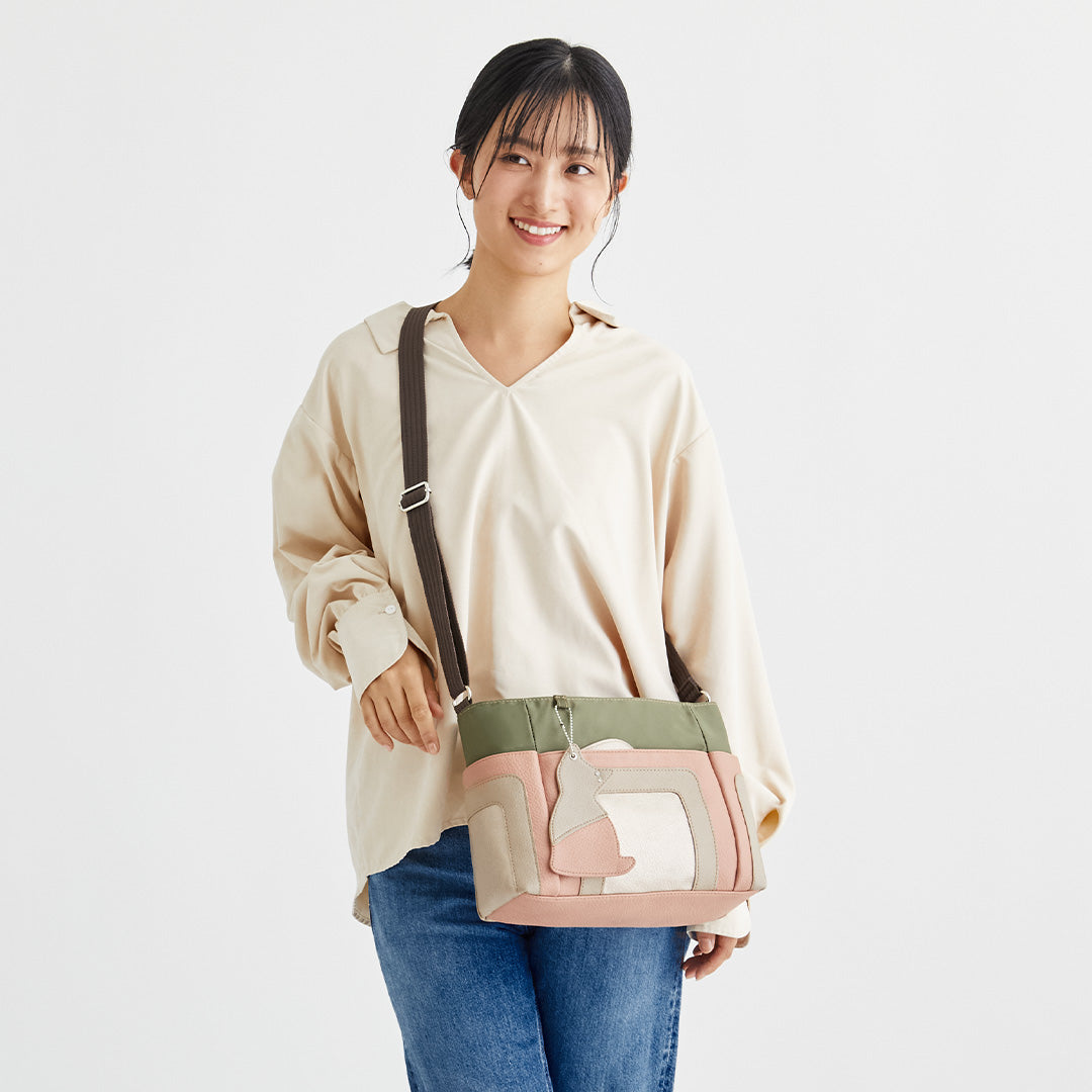 ZAZA シワナイロン×合皮猫チャーム付きマルチカラーショルダーバッグ EL5789