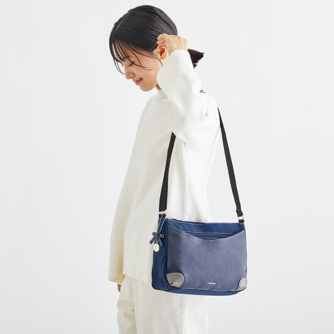 ZAZA シワナイロン×合皮リボン猫チャーム付きショルダーバッグ EL5137