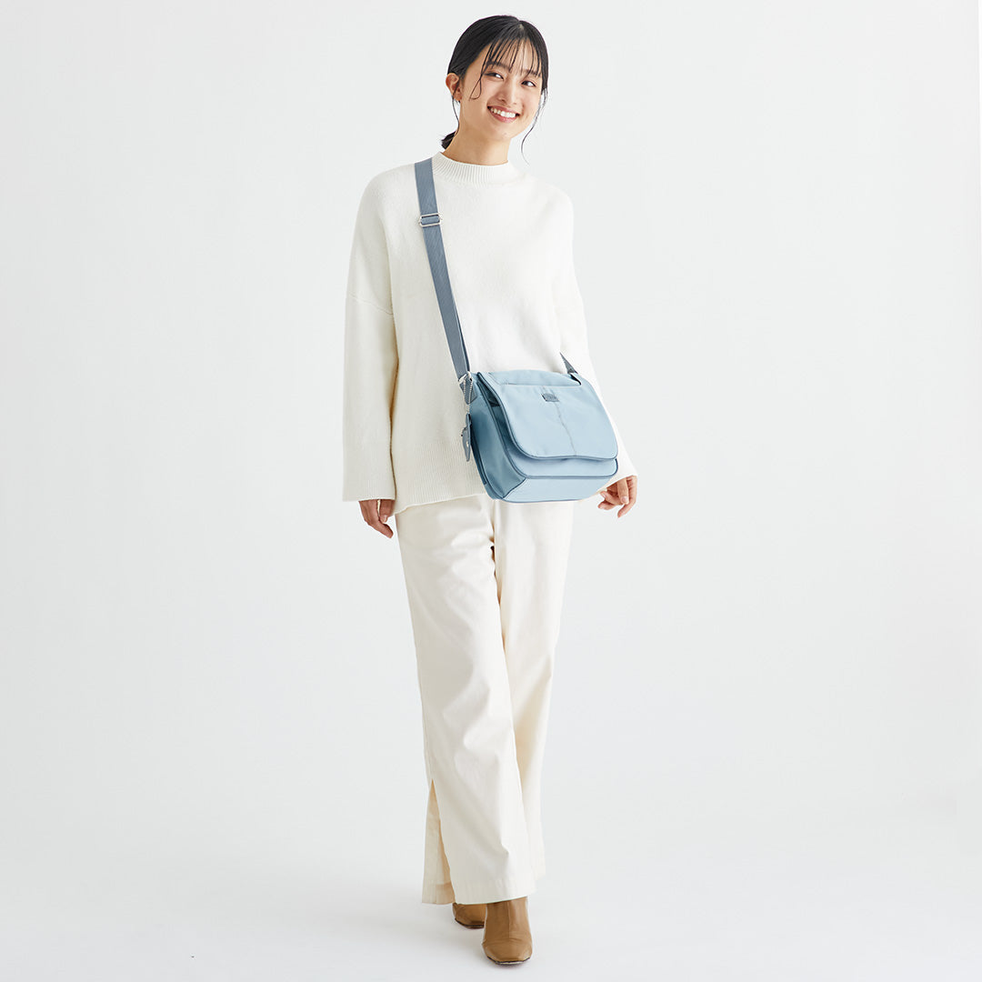 ZAZA シワナイロンリンゴチャーム付きショルダーバッグ/デイリー/お出かけ/ショルダーバッグ/ナイロン/軽量/多収納/チャーム