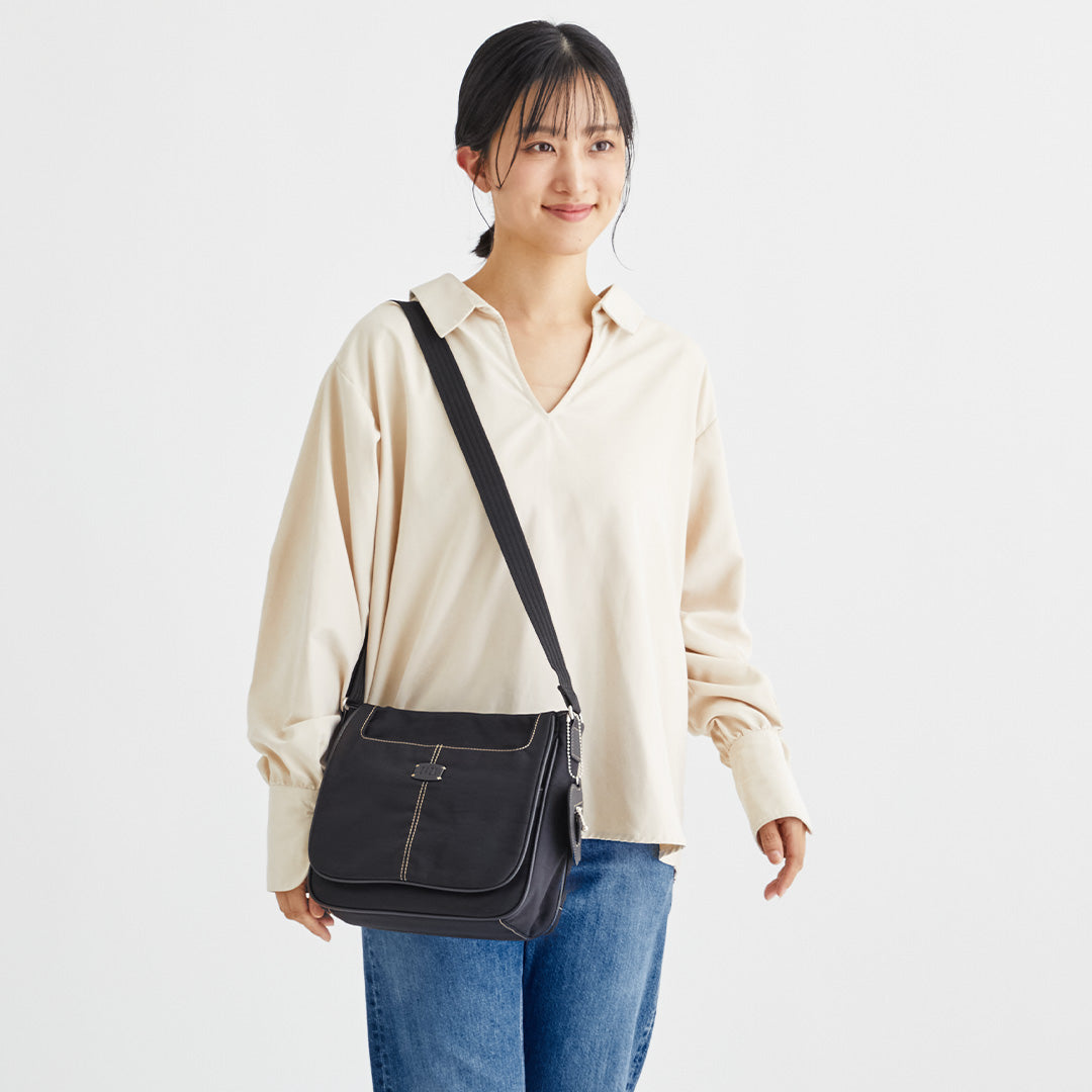 ZAZA シワナイロンリンゴチャーム付きショルダーバッグ/デイリー/お出かけ/ショルダーバッグ/ナイロン/軽量/多収納/チャーム