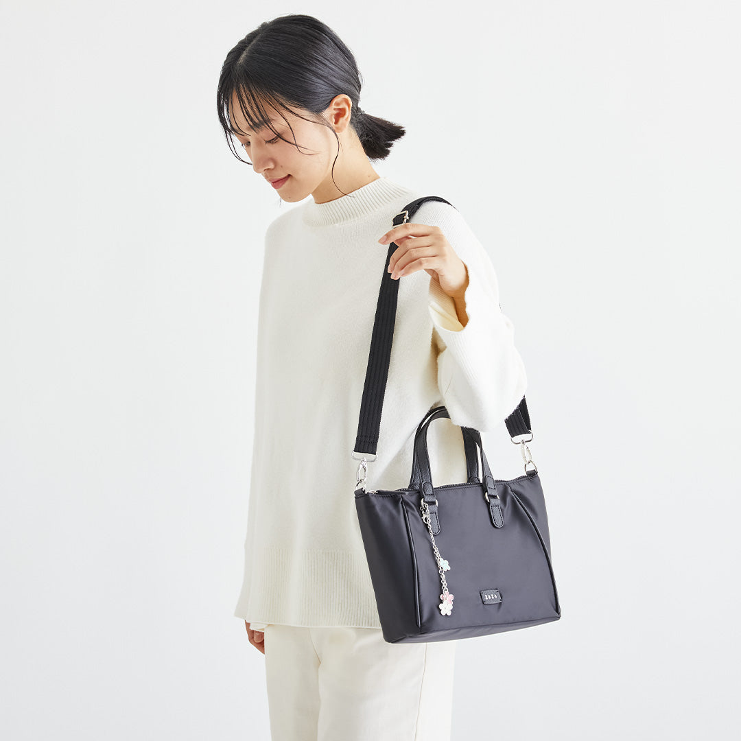 ZAZA ツイルナイロン花チャーム付き2wayハンドバッグ EL5335