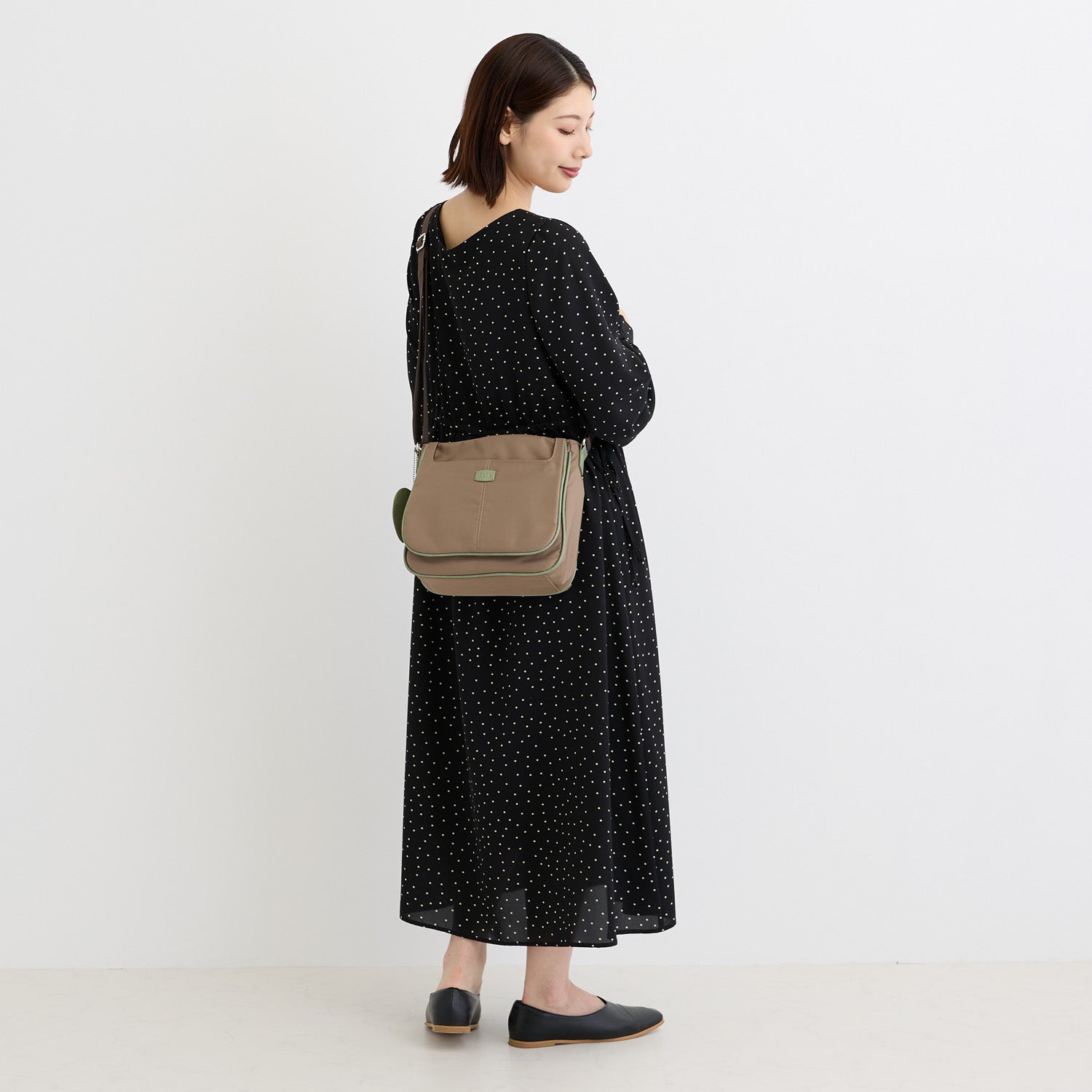 ZAZA シワナイロンリンゴチャーム付きショルダーバッグ/デイリー/お出かけ/ショルダーバッグ/ナイロン/軽量/多収納/チャーム