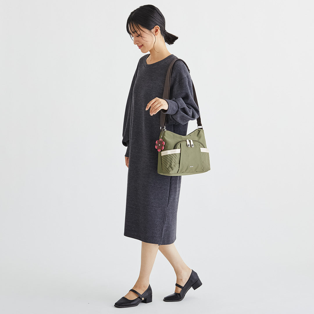 ZAZA シワナイロン花チャーム付きステッチショルダーバッグ EL5131