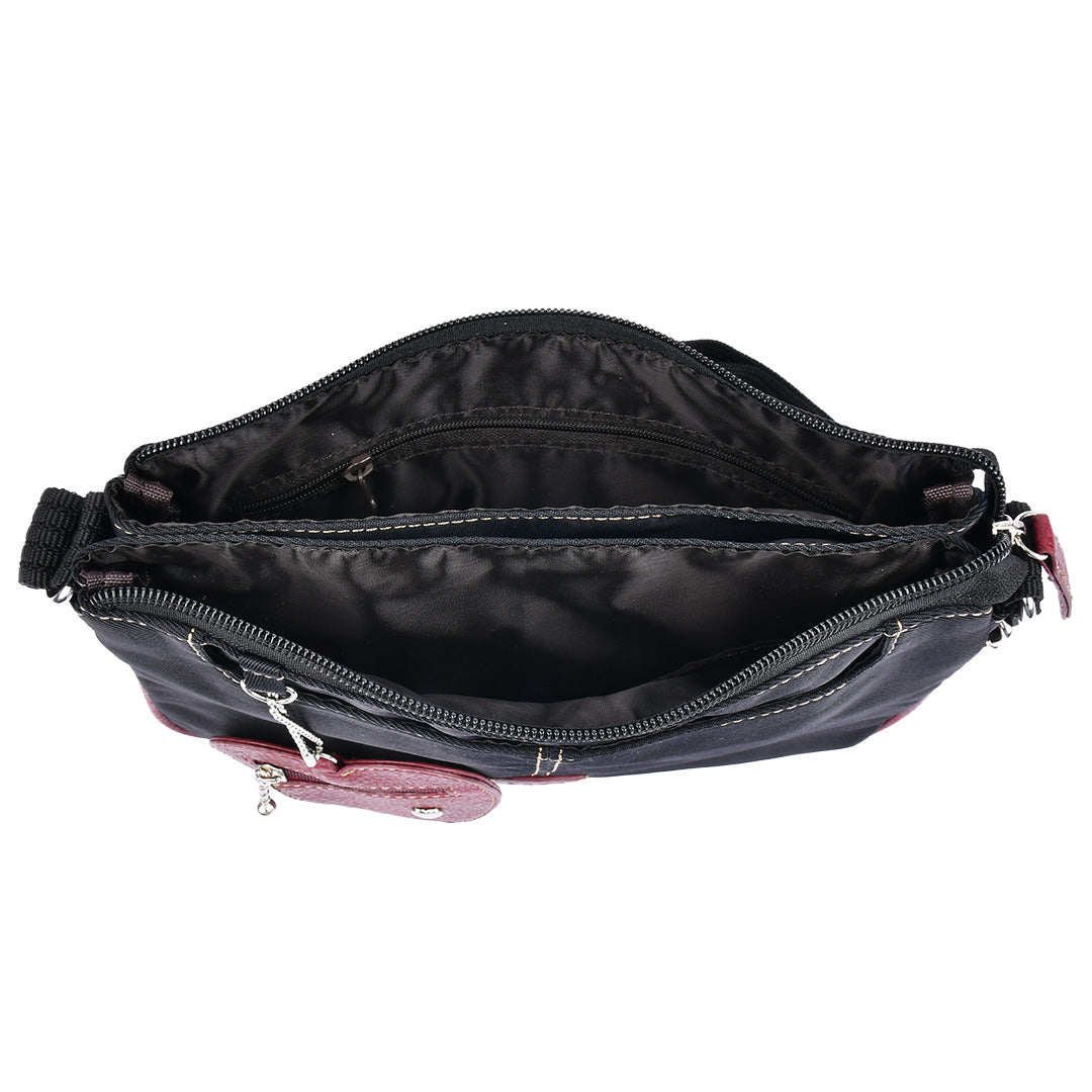 シワナイロンリンゴチャーム付きショルダーバッグミニ ブラック×レッド 内装