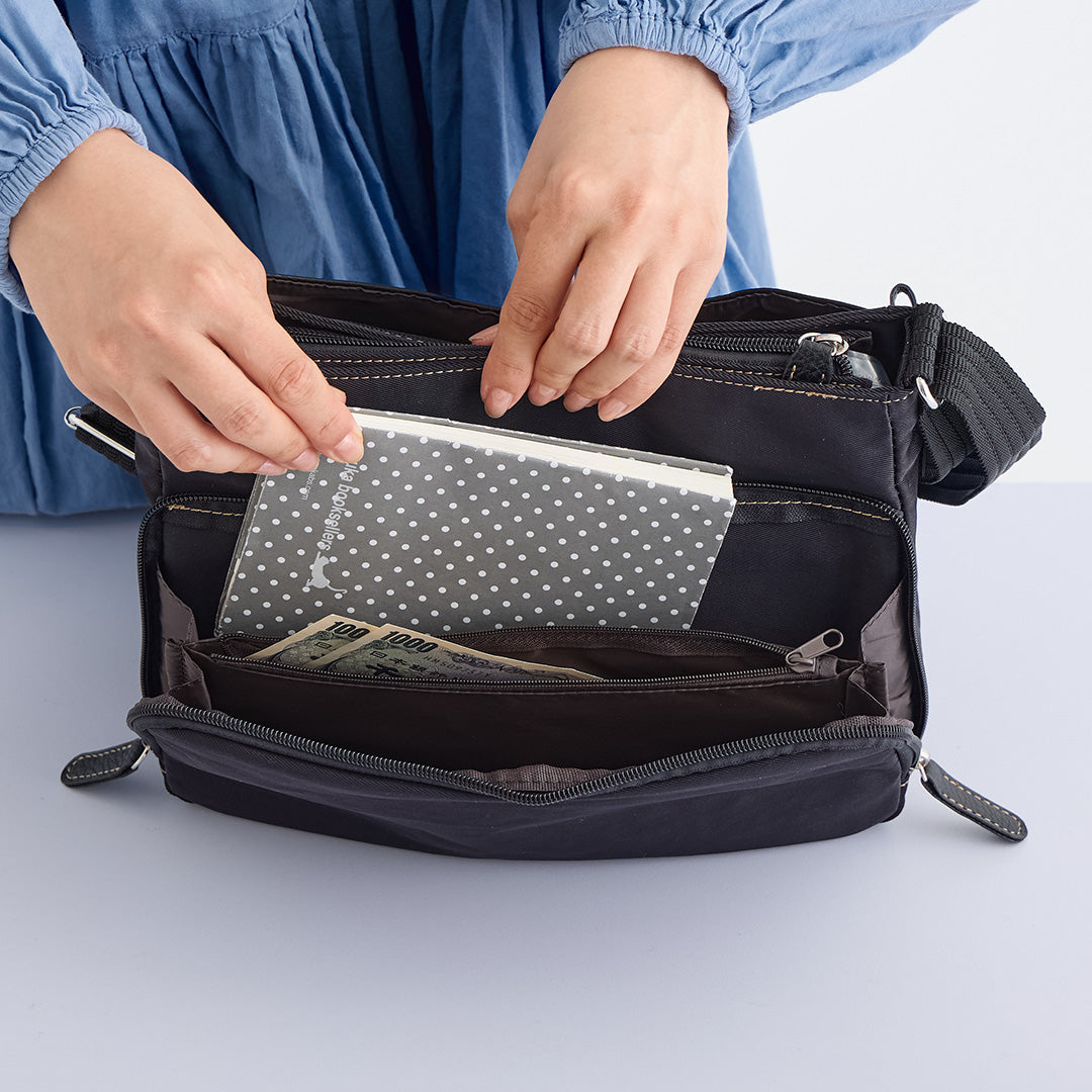 ZAZA シワナイロン×合皮リボン猫チャーム付きショルダーバッグ EL5137