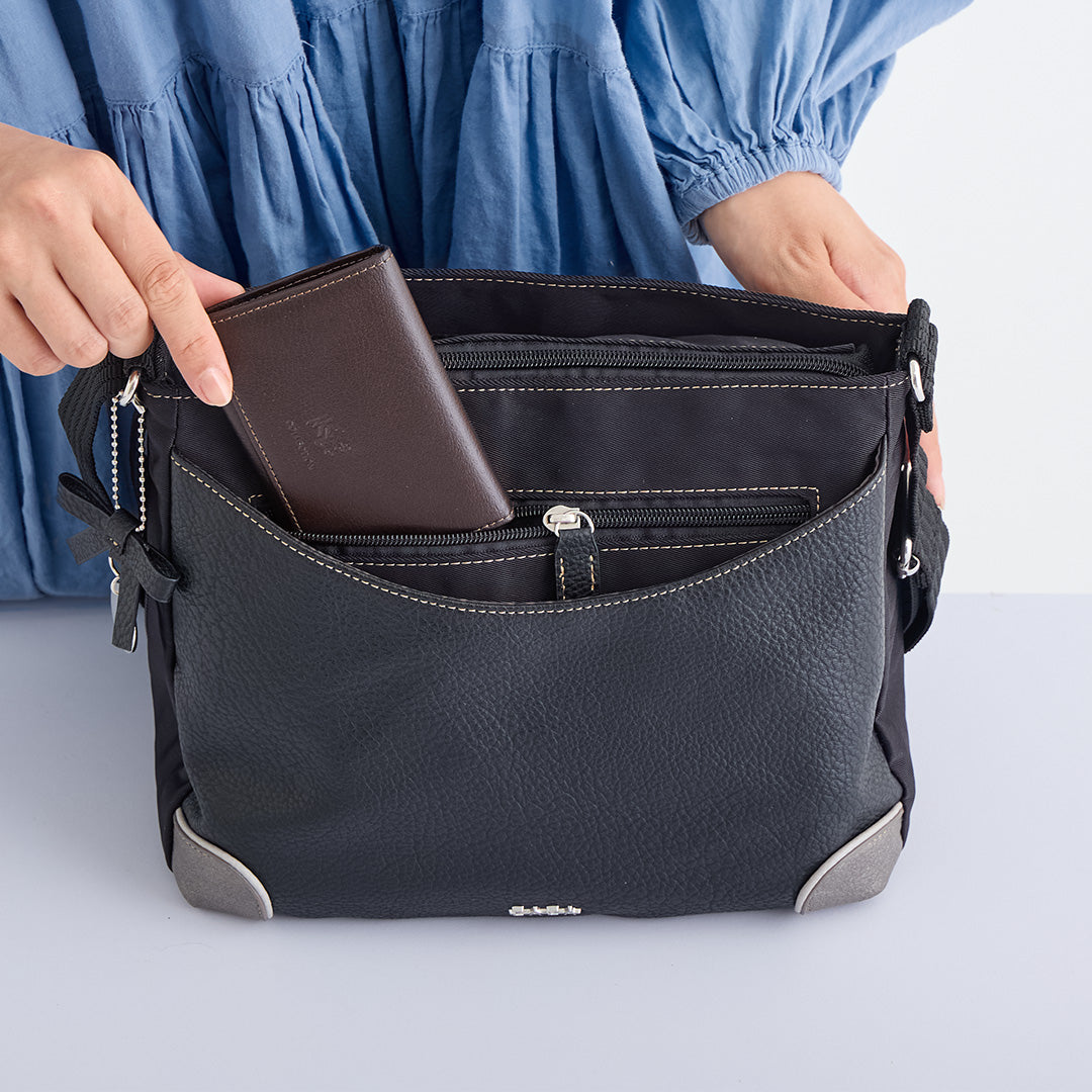 ZAZA シワナイロン×合皮リボン猫チャーム付きショルダーバッグ EL5137