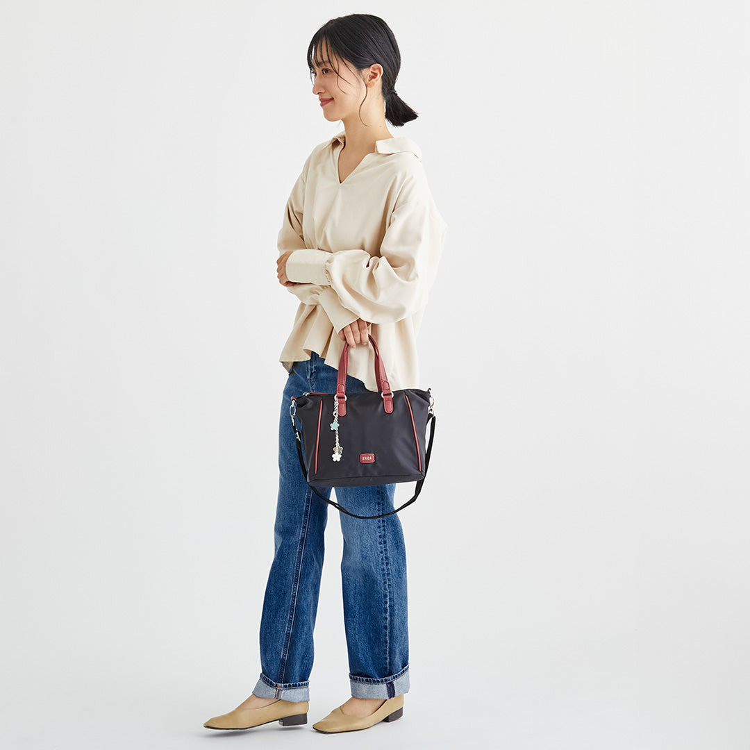 ZAZA ツイルナイロン花チャーム付き2wayハンドバッグ EL5335