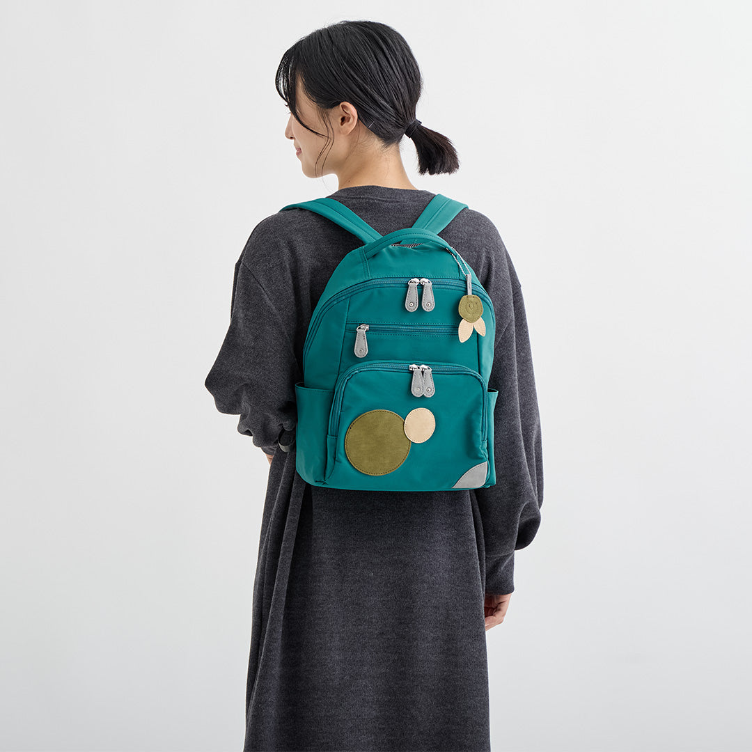 ナイロン丸モチーフリュック ブルー 着用イメージ