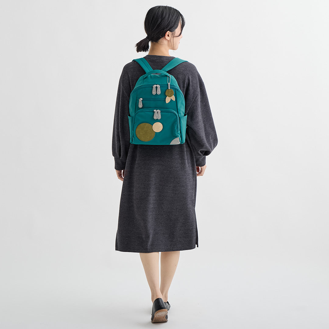 ナイロン丸モチーフリュック ブルー ダークグレーのワンピースに合わせた着用イメージ