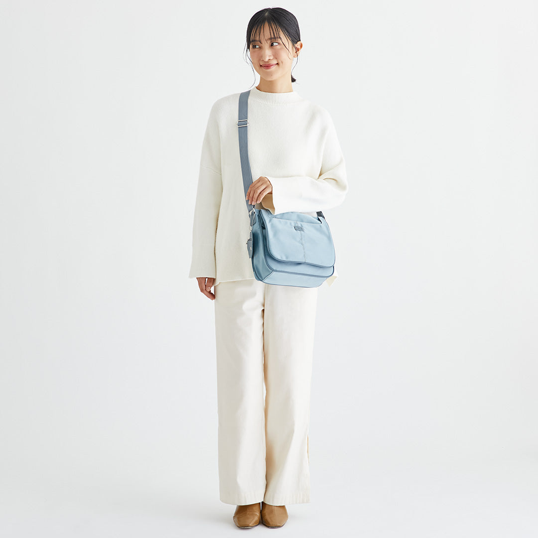 ZAZA シワナイロンリンゴチャーム付きショルダーバッグ/デイリー/お出かけ/ショルダーバッグ/ナイロン/軽量/多収納/チャーム