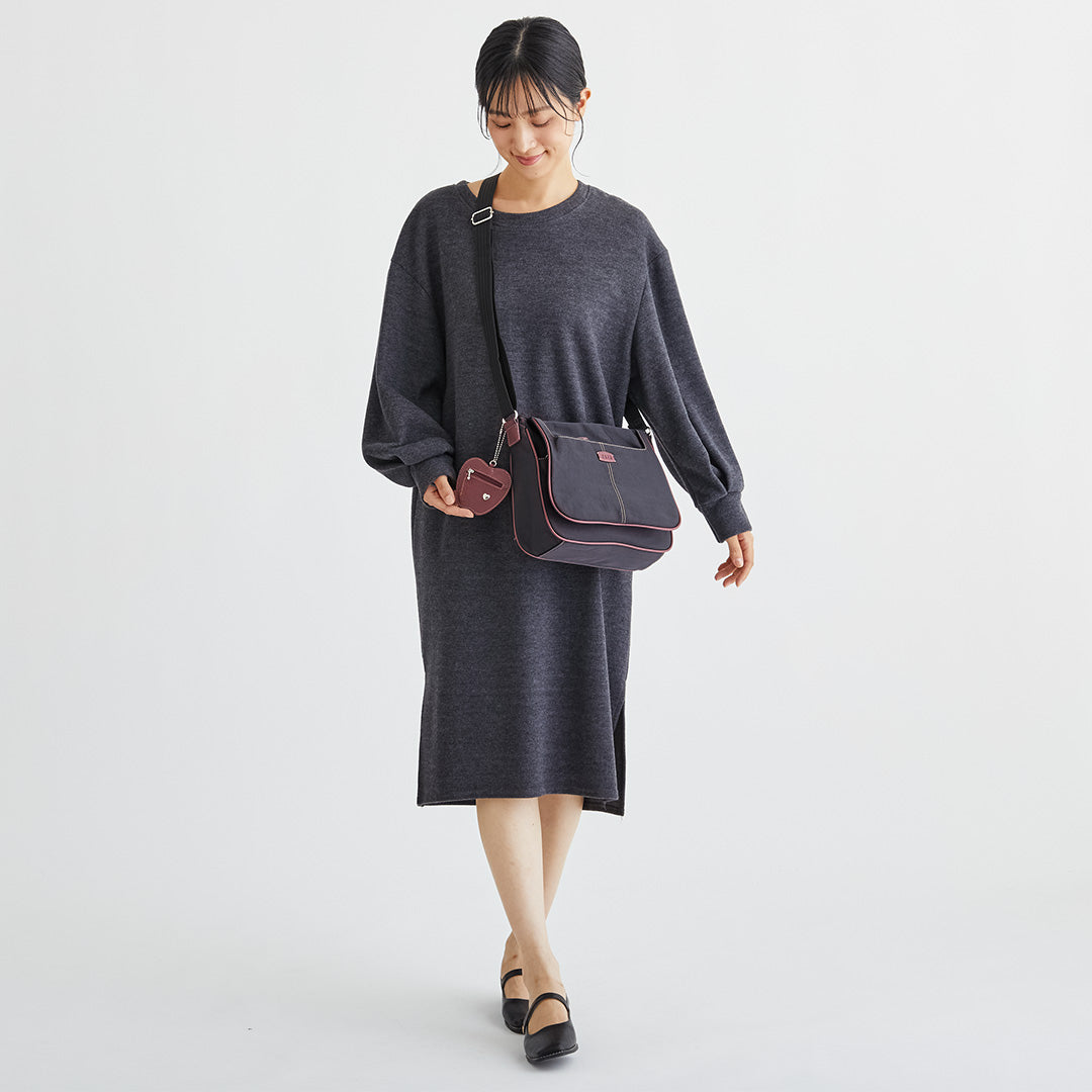ZAZA シワナイロンリンゴチャーム付きショルダーバッグ/デイリー/お出かけ/ショルダーバッグ/ナイロン/軽量/多収納/チャーム