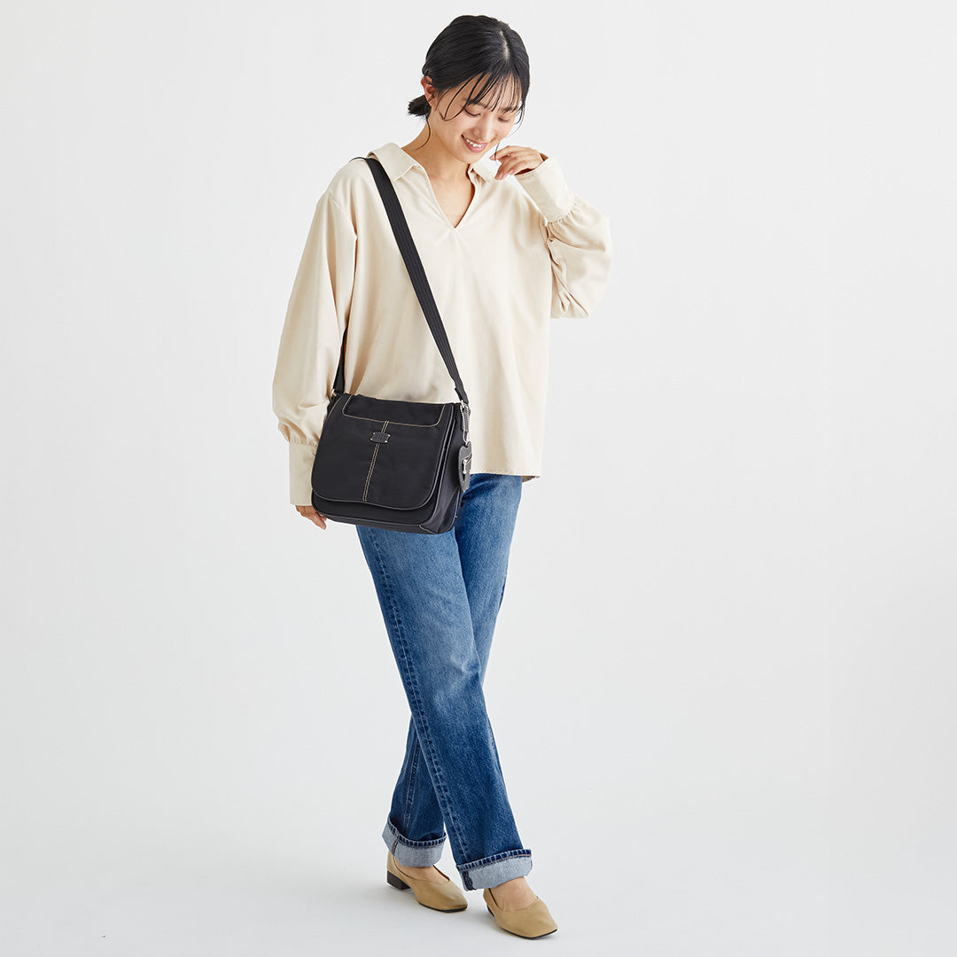 ZAZA シワナイロンリンゴチャーム付きショルダーバッグ/デイリー/お出かけ/ショルダーバッグ/ナイロン/軽量/多収納/チャーム