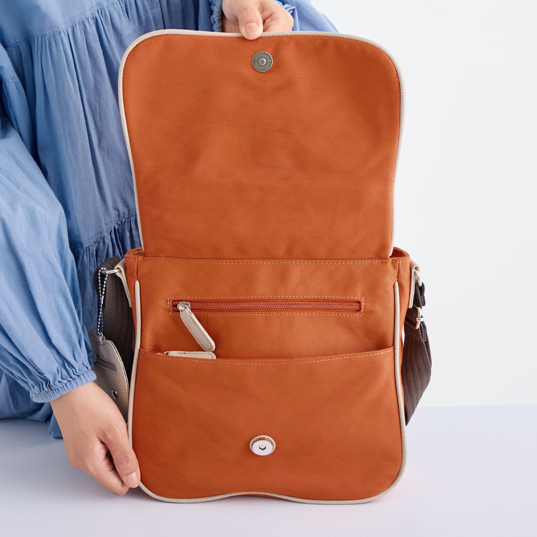 ZAZA シワナイロンリンゴチャーム付きショルダーバッグ EL5702