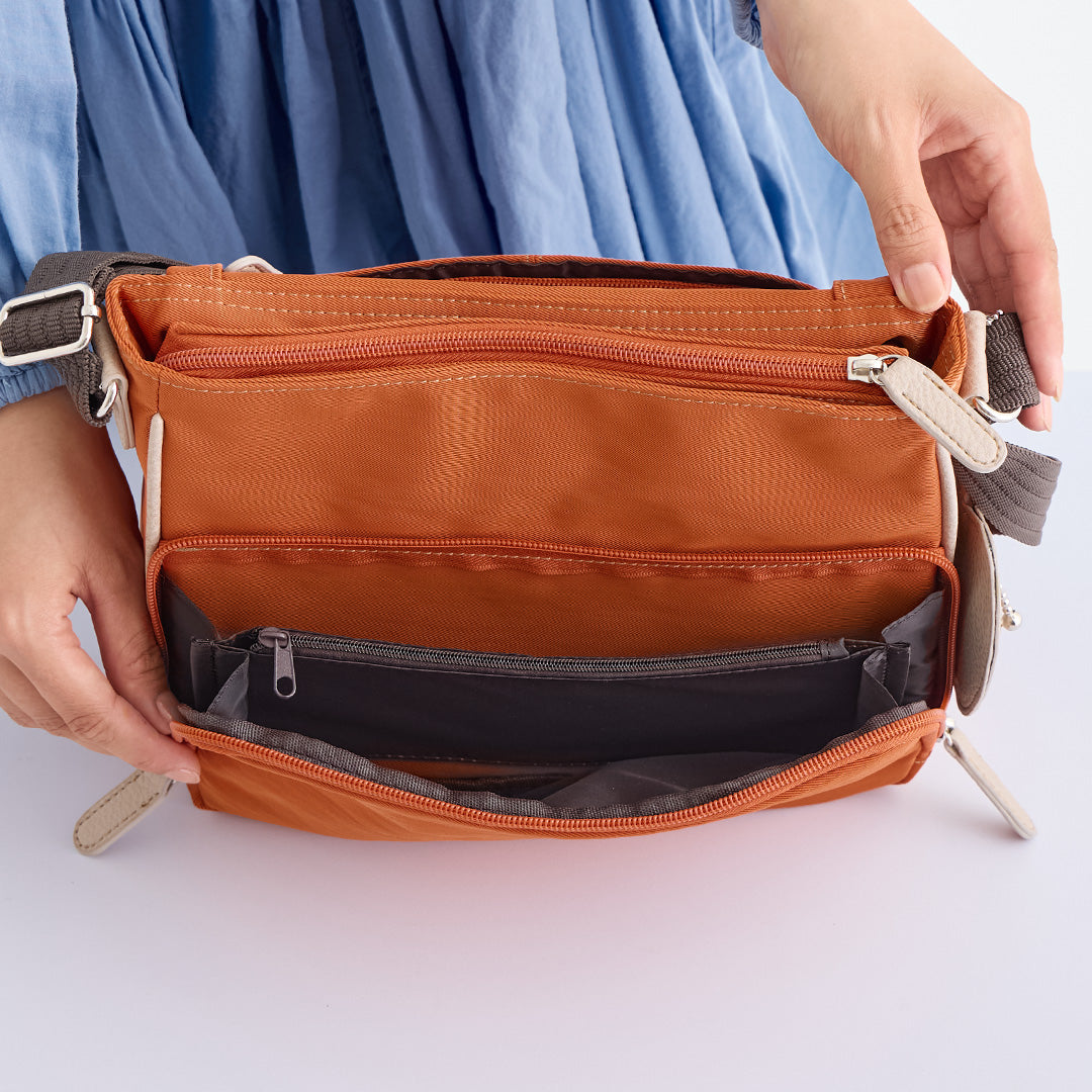 ZAZA シワナイロンリンゴチャーム付きショルダーバッグ EL5702