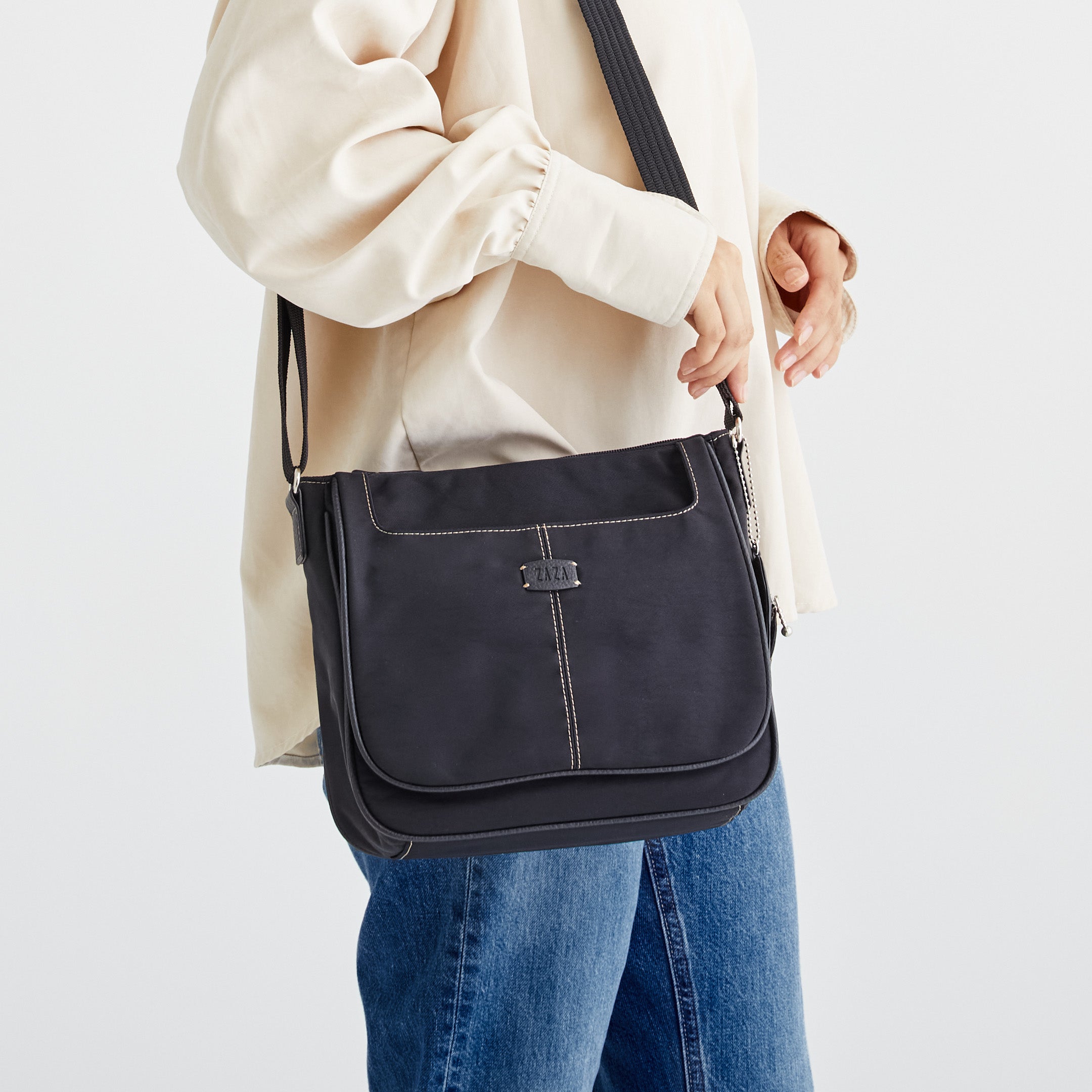 ZAZA シワナイロンリンゴチャーム付きショルダーバッグ/デイリー/お出かけ/ショルダーバッグ/ナイロン/軽量/多収納/チャーム