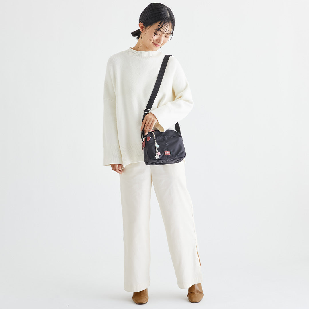 ZAZA ツイルナイロン花チャーム付きショルダーバッグ EL5999