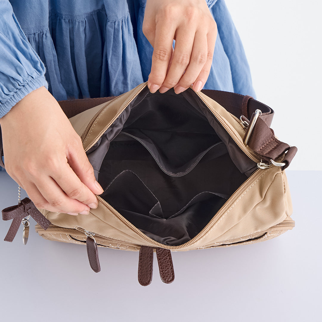 ZAZA キルトリボン猫チャーム付きショルダーバッグ EL7142