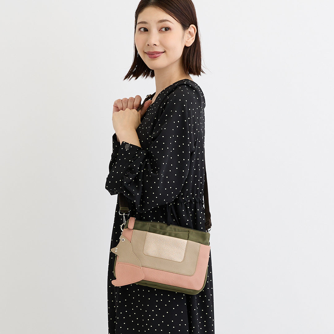 シワナイロン×合皮猫チャーム付きマルチカラーショルダーバッグミニ カーキ×ピンク 着用イメージ