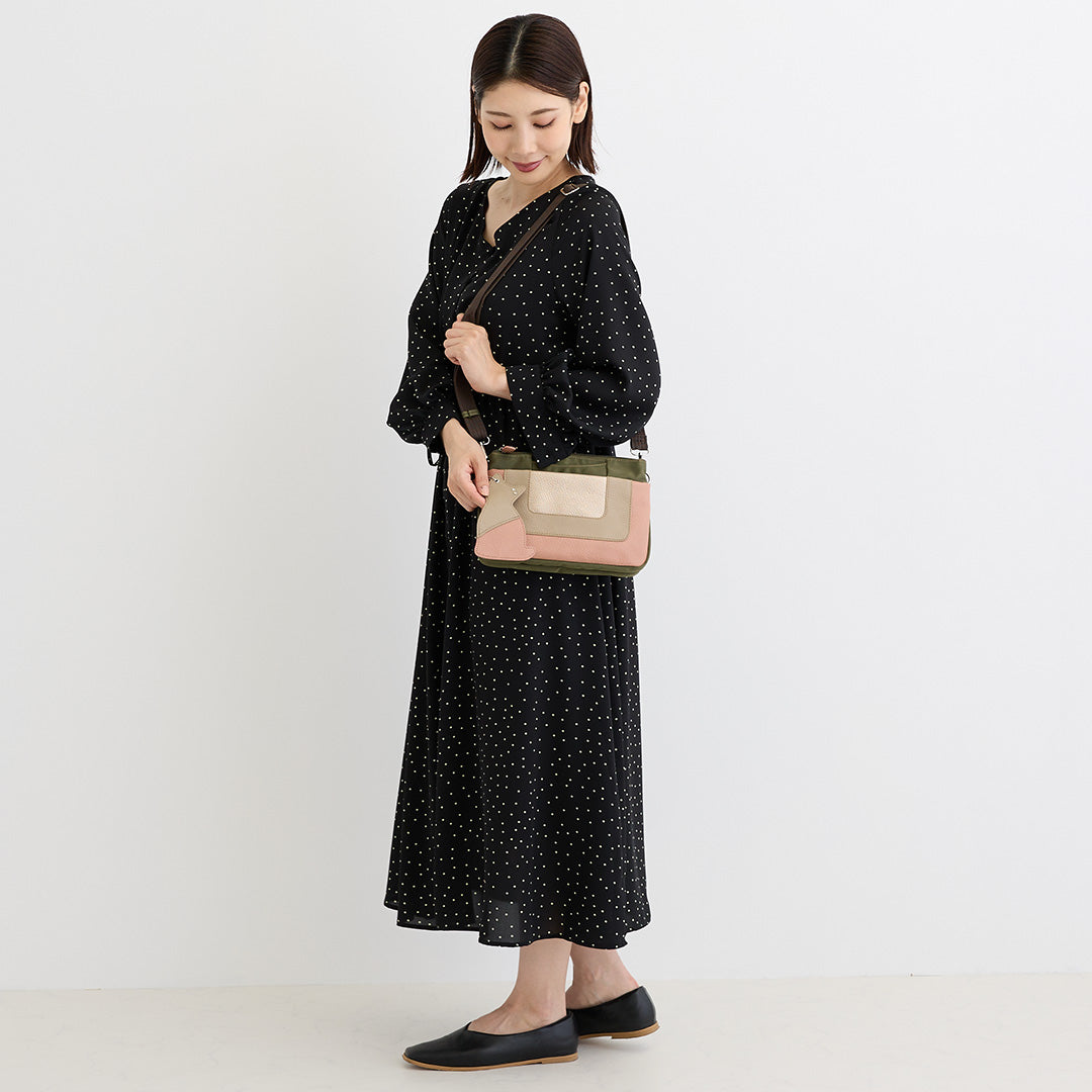 シワナイロン×合皮猫チャーム付きマルチカラーショルダーバッグミニ カーキ×ピンク 着用イメージ