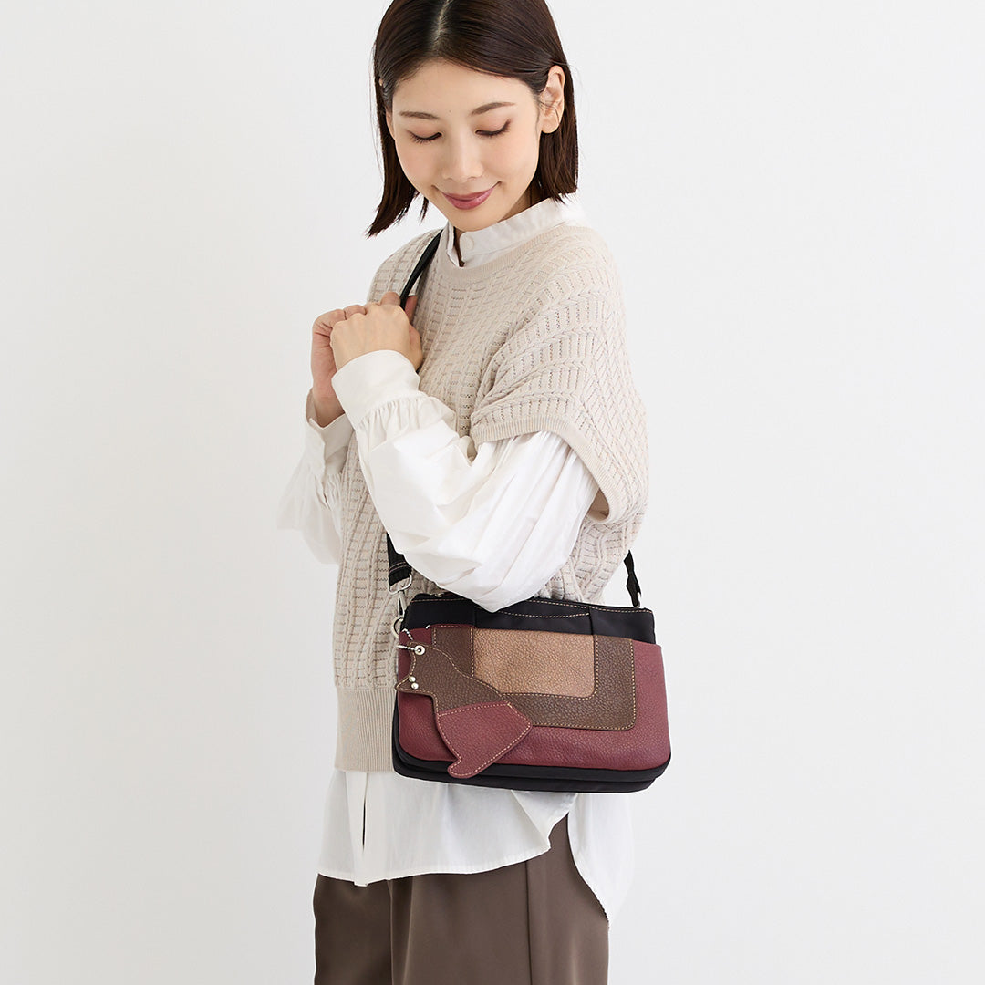 シワナイロン×合皮猫チャーム付きマルチカラーショルダーバッグミニ ブラック×レッド 着用イメージ