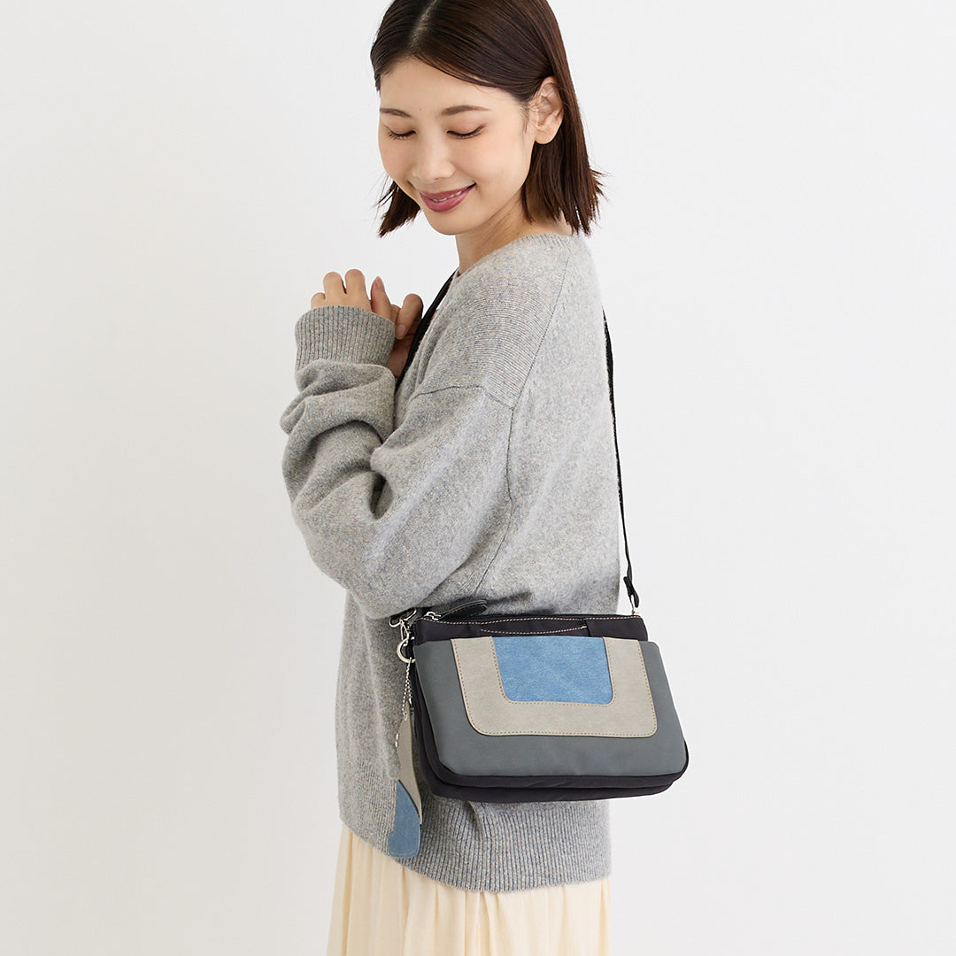 シワナイロン×合皮猫チャーム付きマルチカラーショルダーバッグミニ ブラック×ブルー 着用イメージ