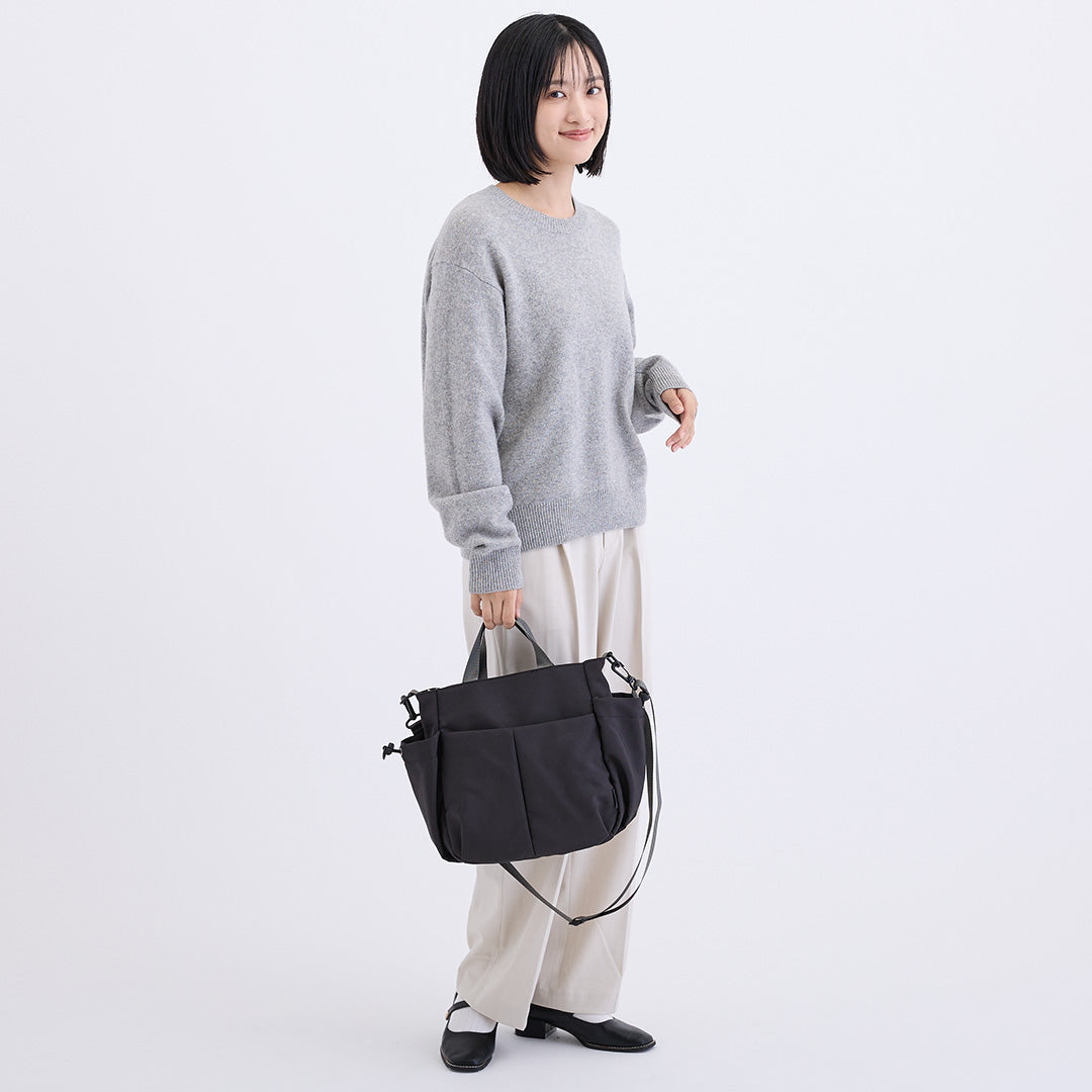 カジュアルナイロン2WAYショルダーバッグ ブラック 手持ちイメージ