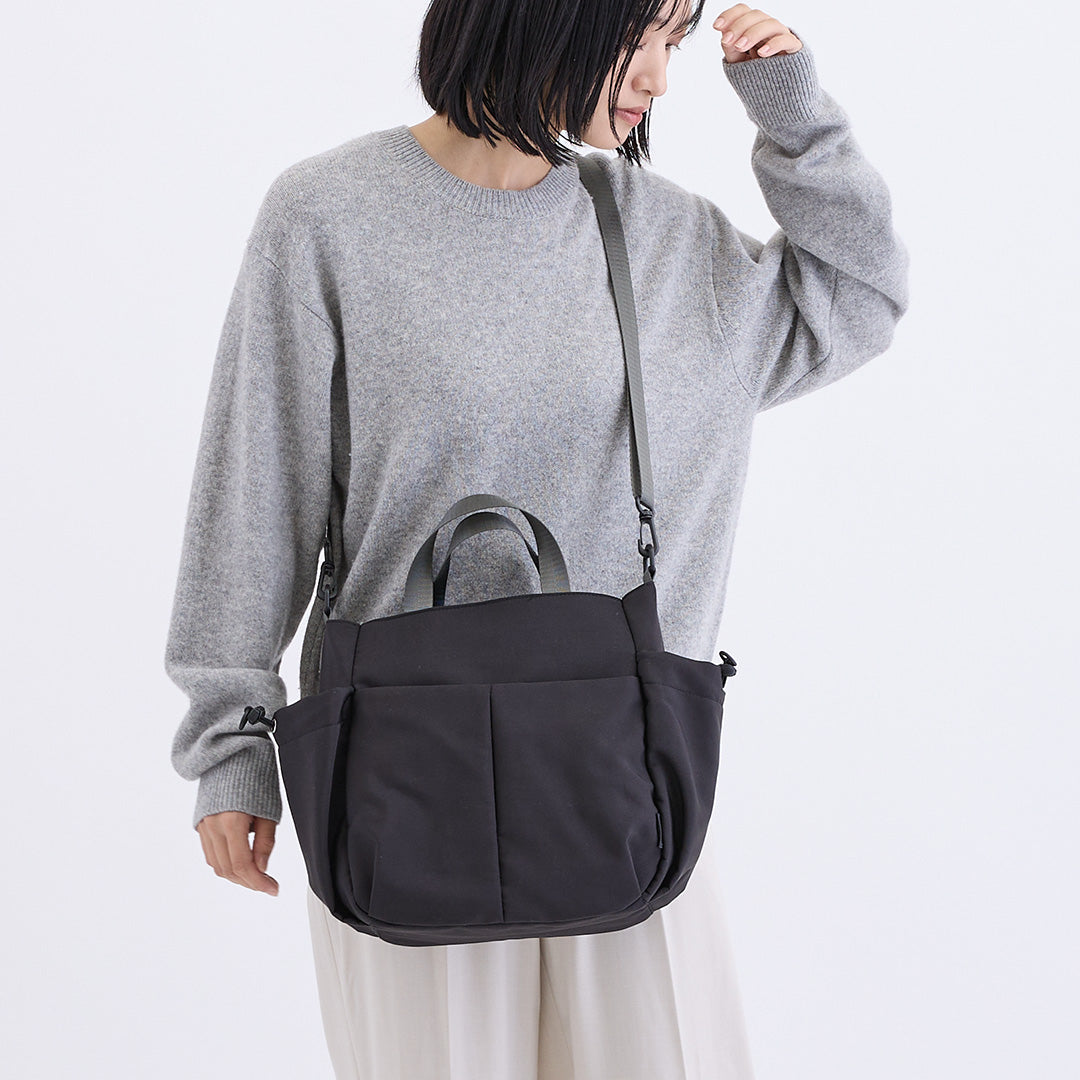 カジュアルナイロン2WAYショルダーバッグ ブラック 着用イメージ(肩掛け)