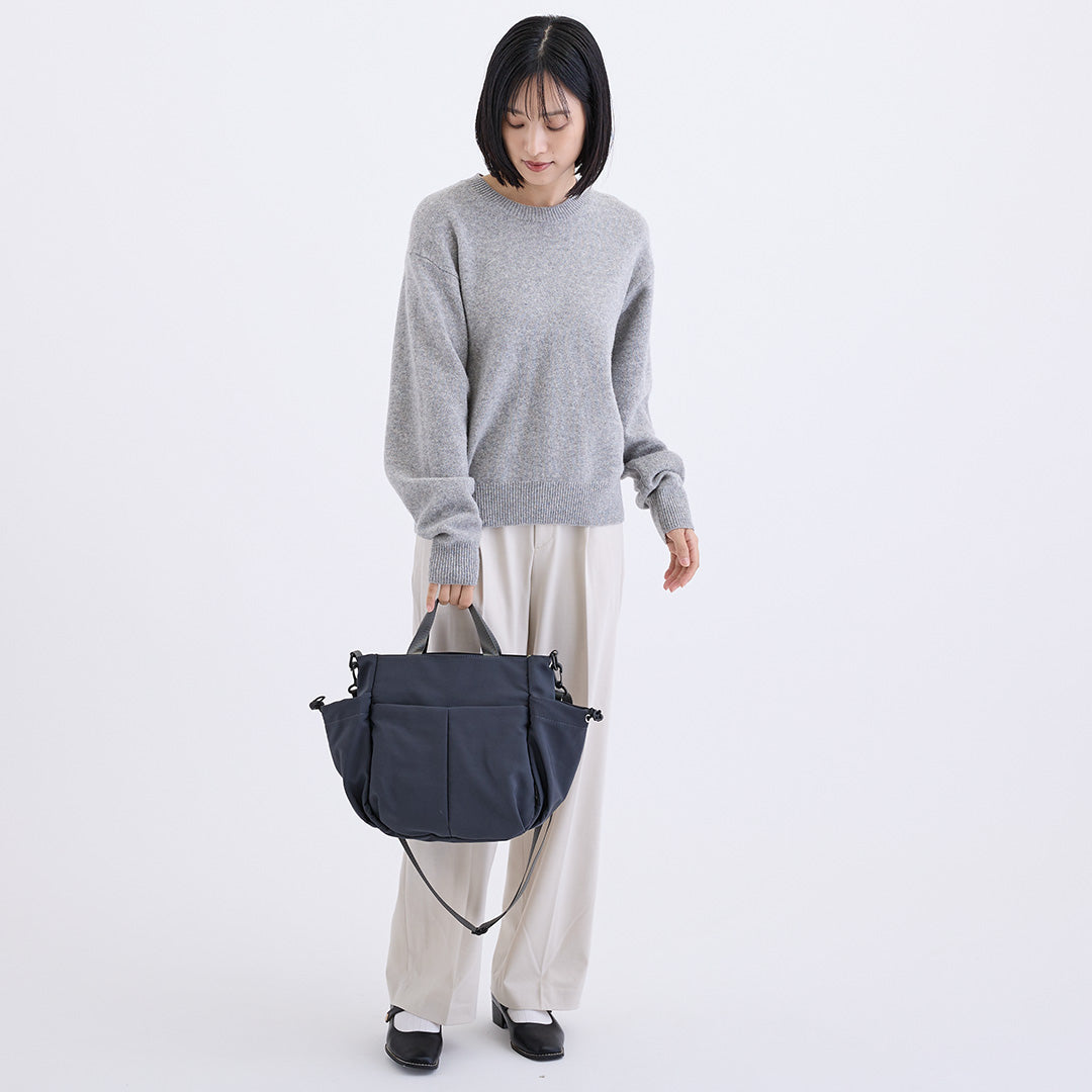 ナイロン2WAYショルダーバッグ ダークグレー 手持ちイメージ