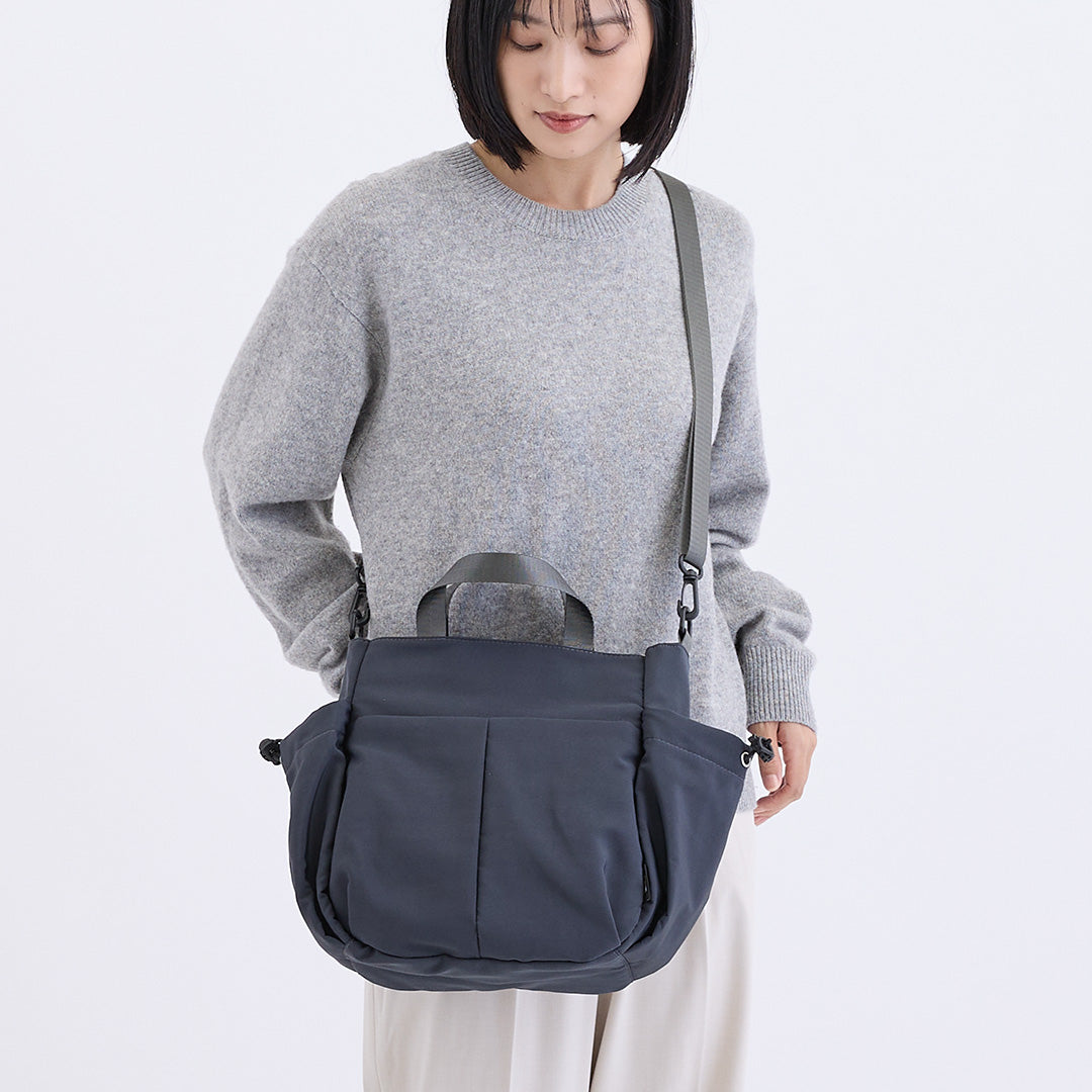 カジュアルナイロン2WAYショルダーバッグ ダークグレー 着用イメージ(肩掛け)