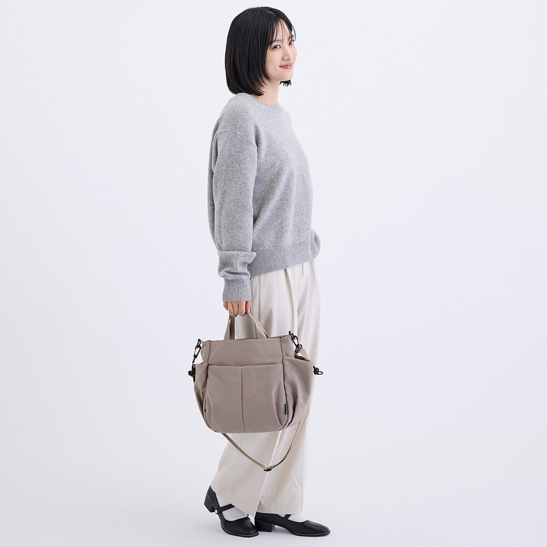 ナイロン2WAYショルダーバッグ ライトグレー 手持ちイメージ