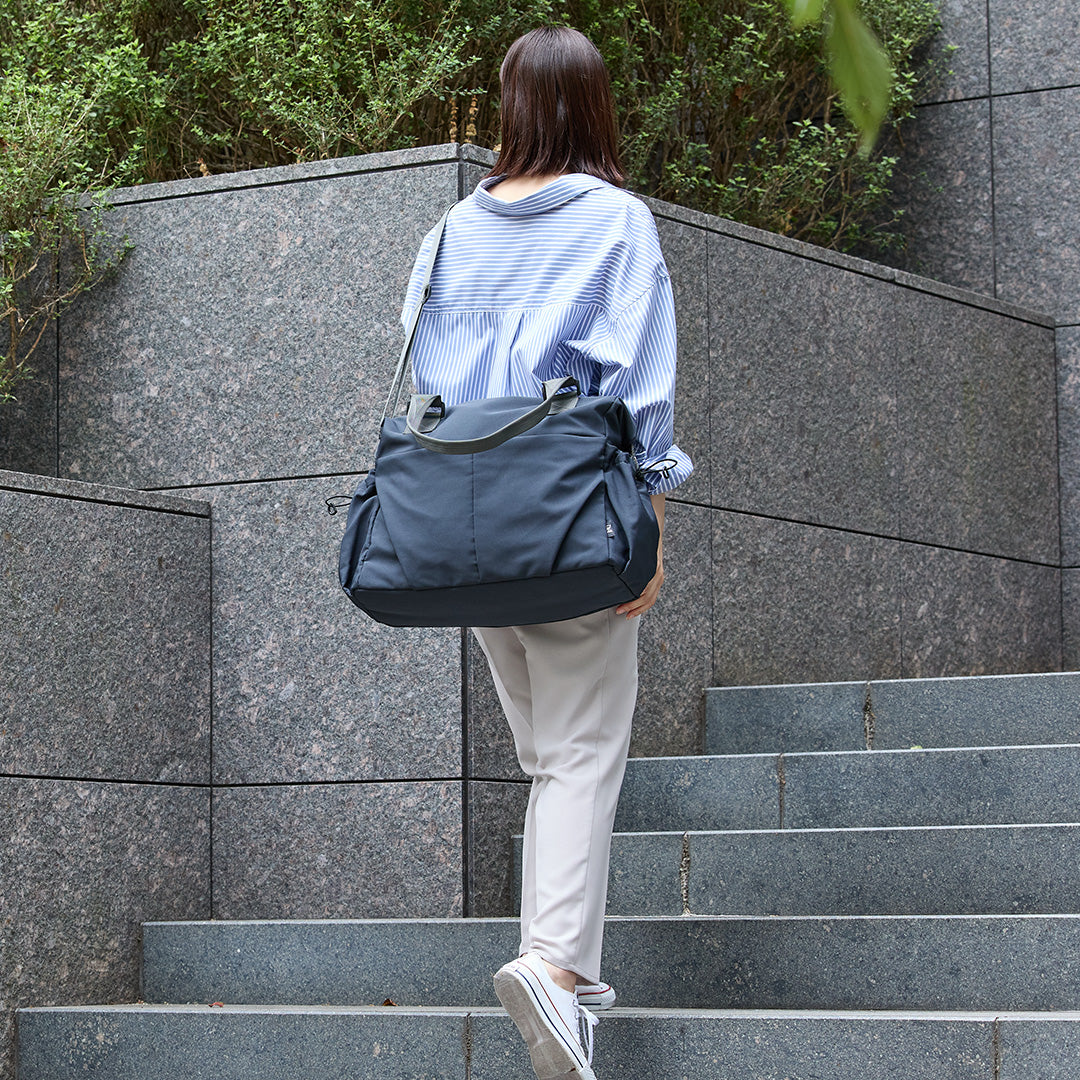 カジュアルナイロン2WAYボストンバッグ ダークグレー 着用イメージ