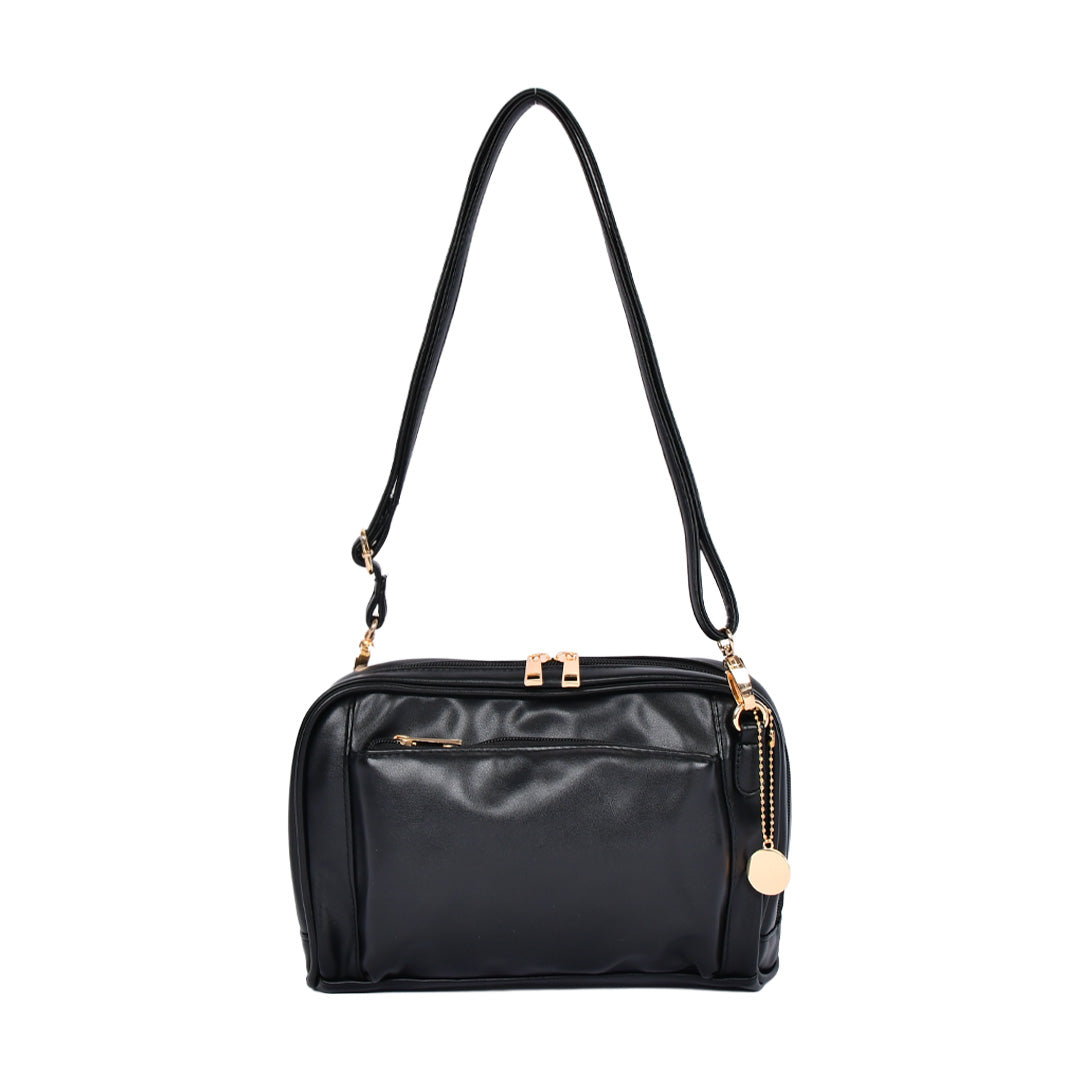 ブラックの合皮ショルダーバッグ 正面