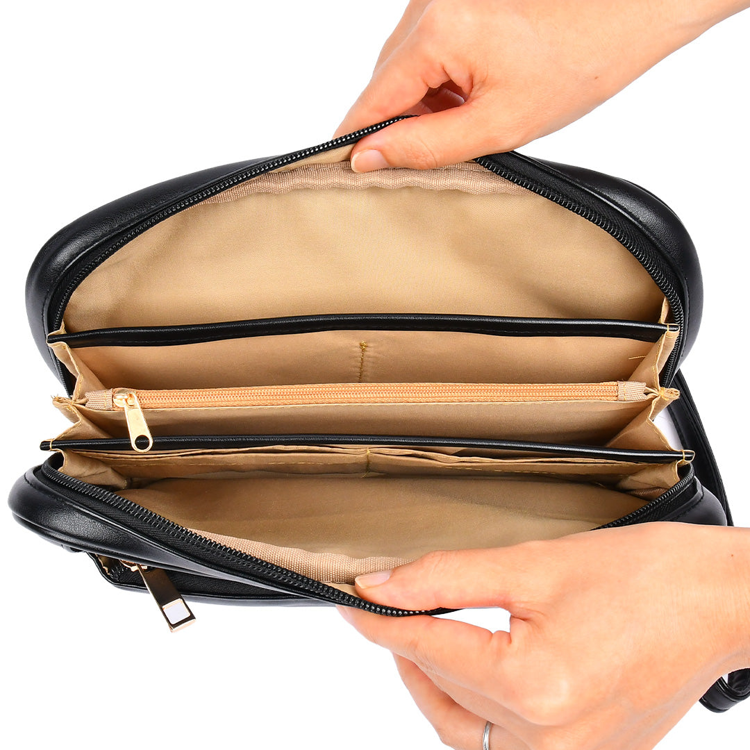 ブラックの合皮ショルダーバッグの内側収納ポケット