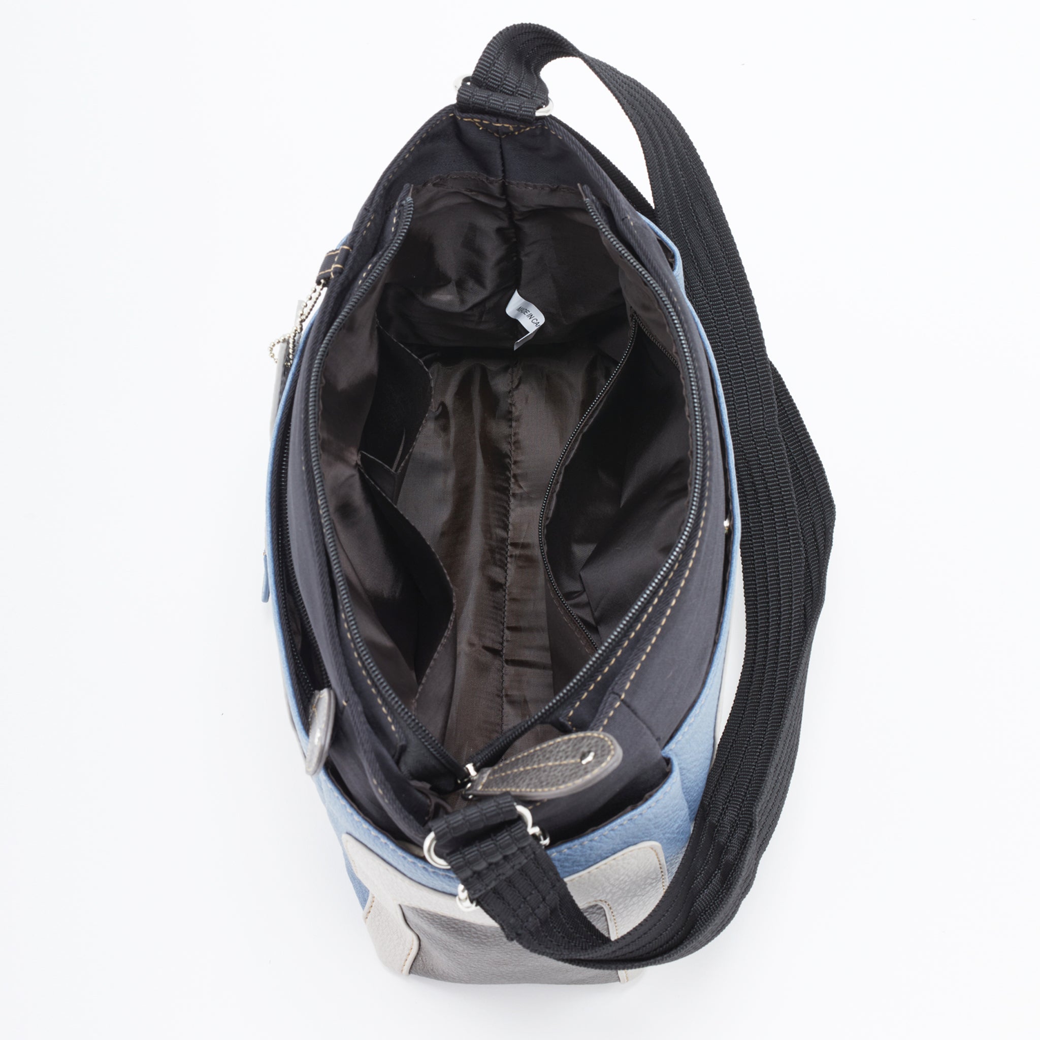 内側にオープンポケット2つとファスナーポケット1つを備えたショルダーバッグ