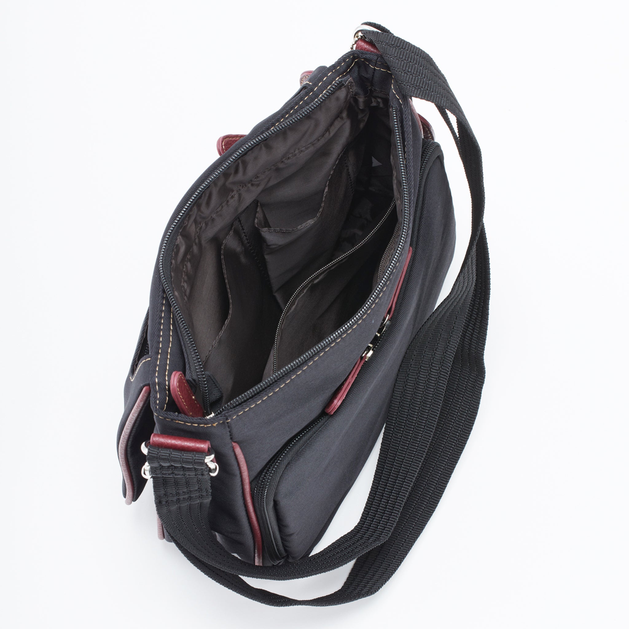 シワナイロンリンゴチャーム付きショルダーバッグ 内部収納ポケットの様子(上部ファスナー開口、オープンポケット2・ファスナーポケット1)