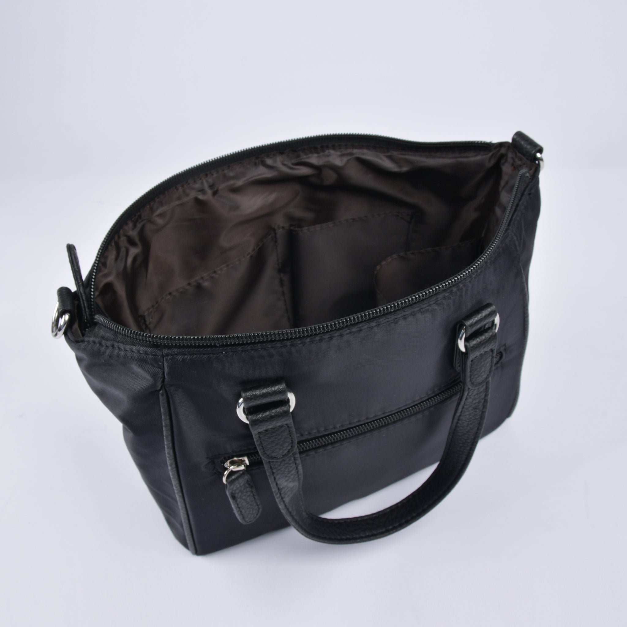 ツイルナイロン花チャーム付き2wayハンドバッグ ブラックの内側収納