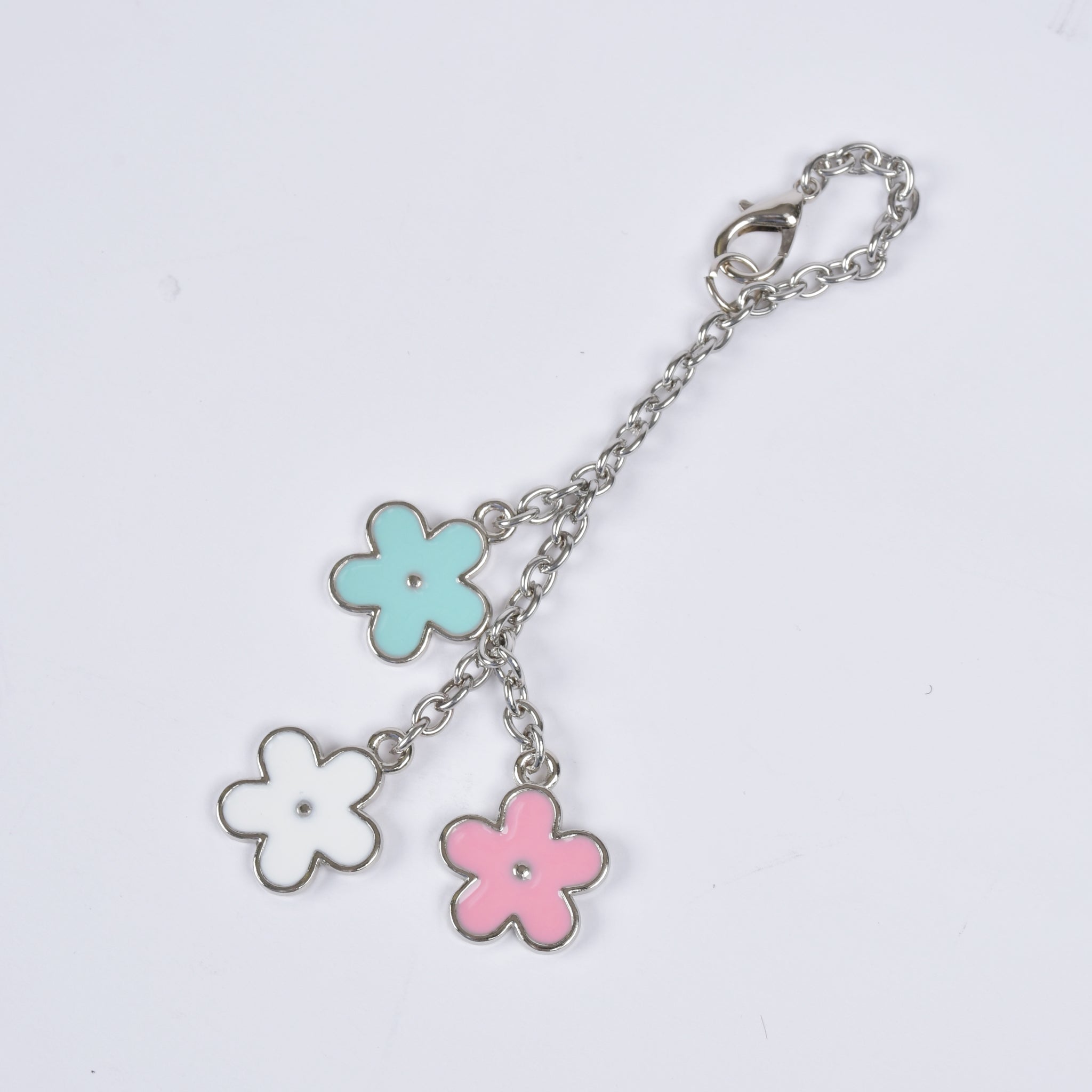 3色の花型チャームが揺れるシルバーチェーンアクセサリー