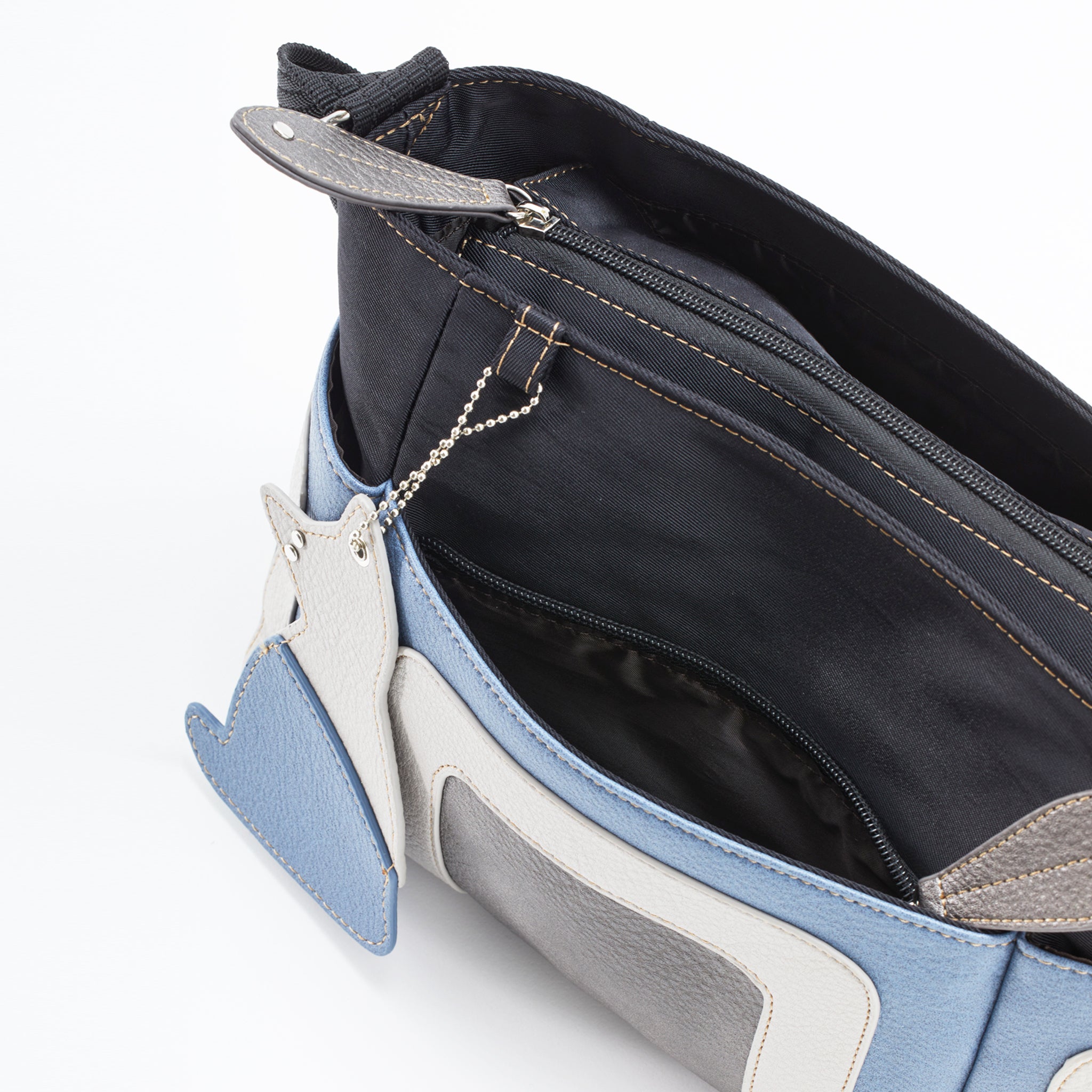 猫型チャーム付きショルダーバッグの開口部と内ポケット