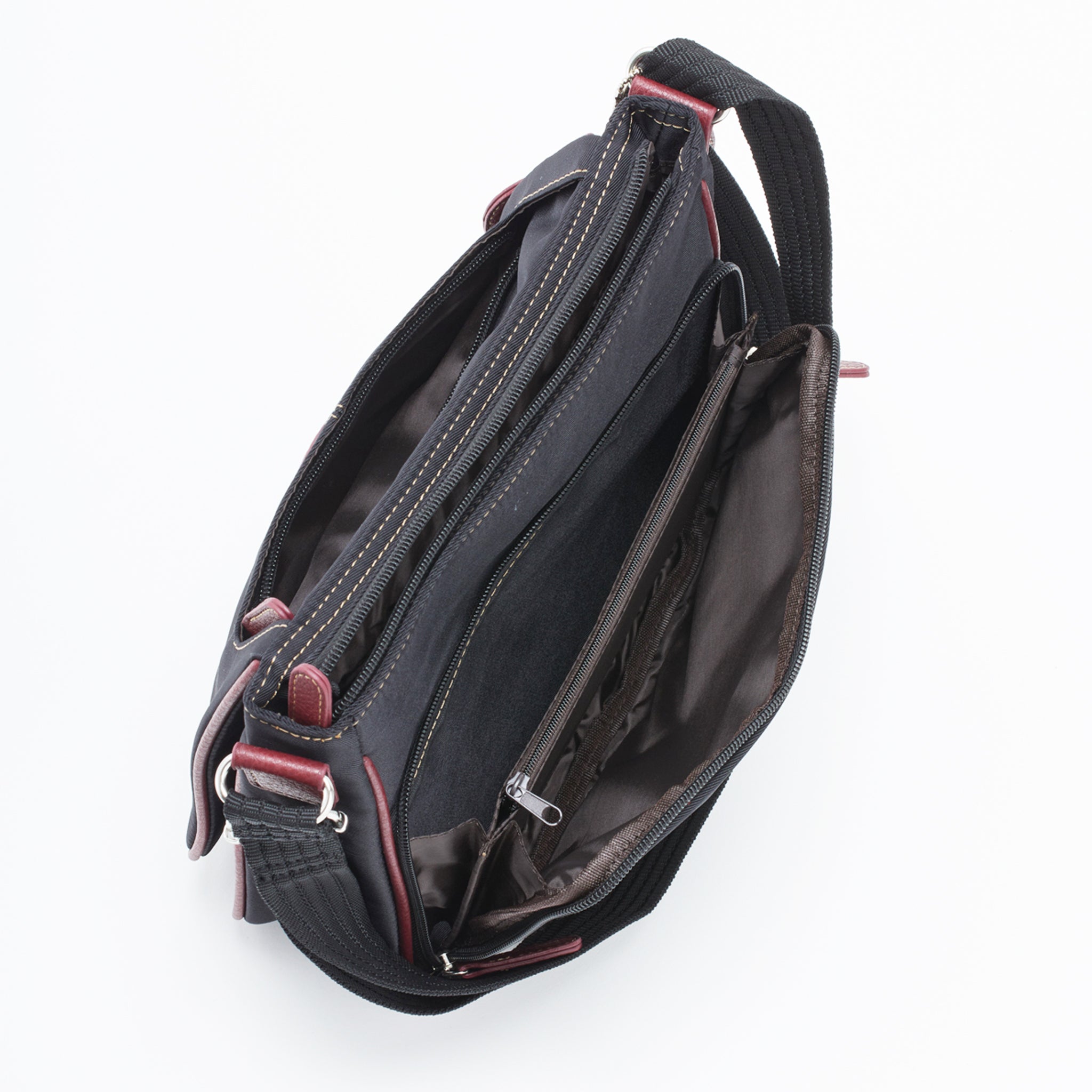 シワナイロンリンゴチャーム付きショルダーバッグ 背面ファスナーポケットを開いた様子