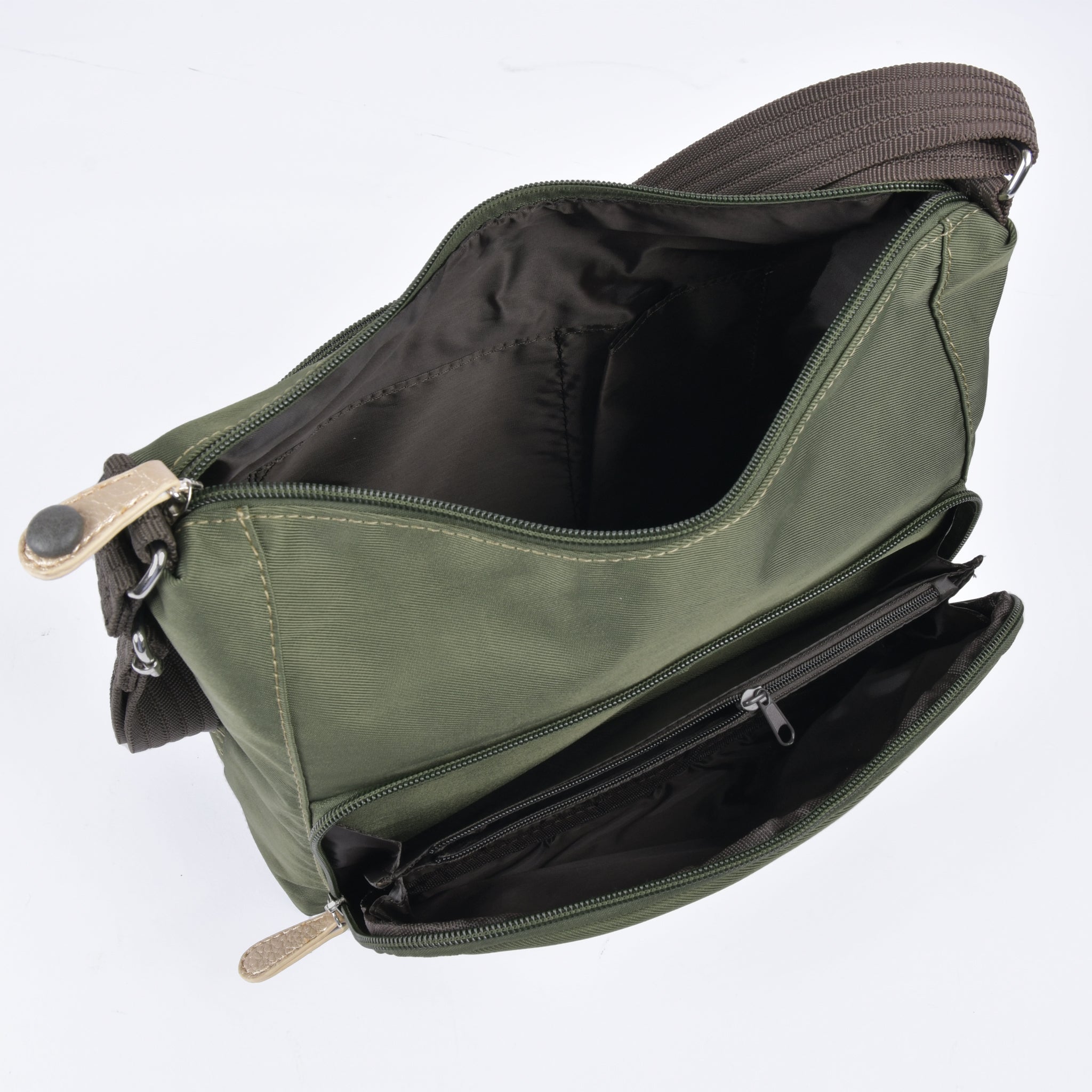 背面の仕切り付きファスナーポケット