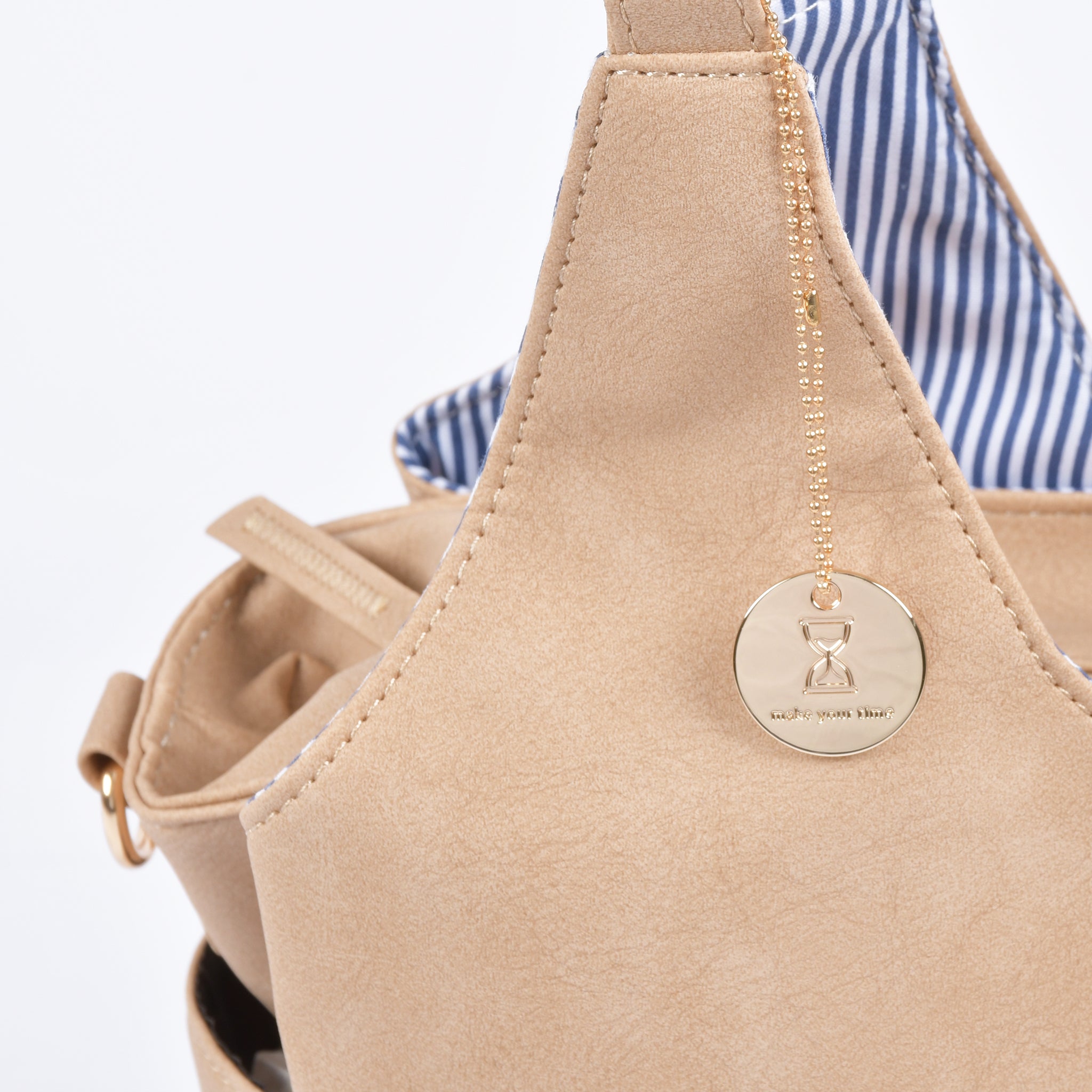 合皮チャーム付き2wayトートバッグ ロゴ入りゴールド丸型チャームのアップ