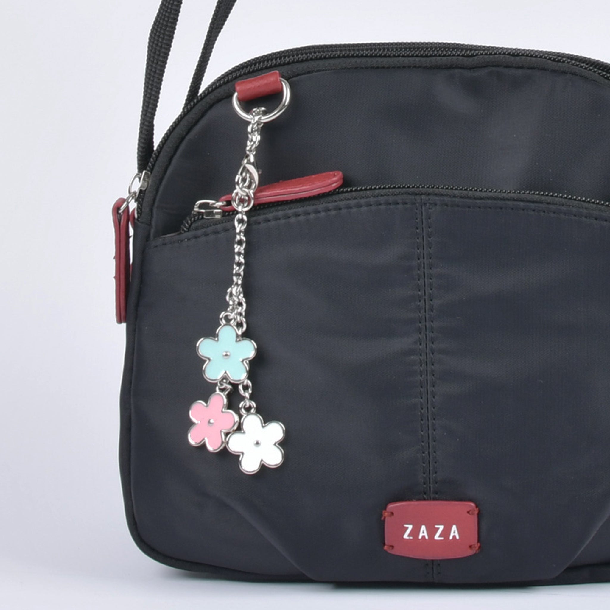 ツイルナイロン花チャーム付きショルダーバッグ ブラックレッド 前面ポケットと花チャームのアップ