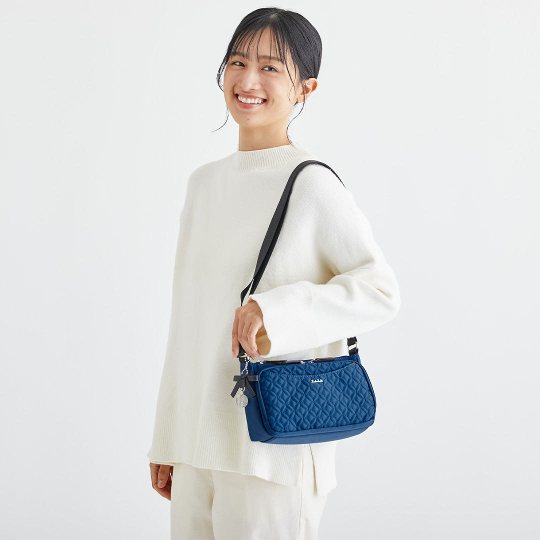ZAZA キルトリボン猫チャーム付きポシェット EL7141