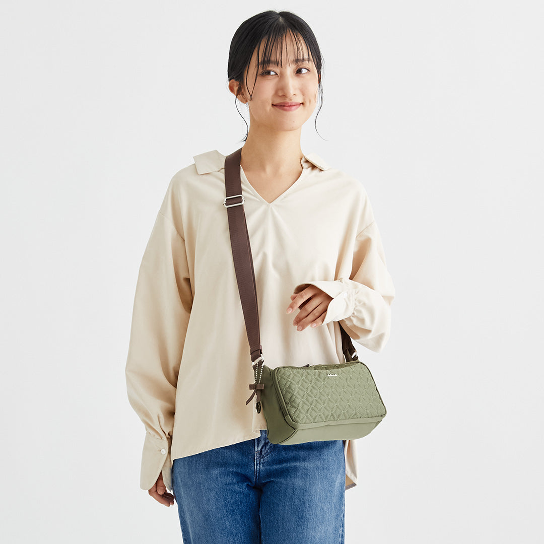 ZAZA キルトリボン猫チャーム付きポシェット EL7141
