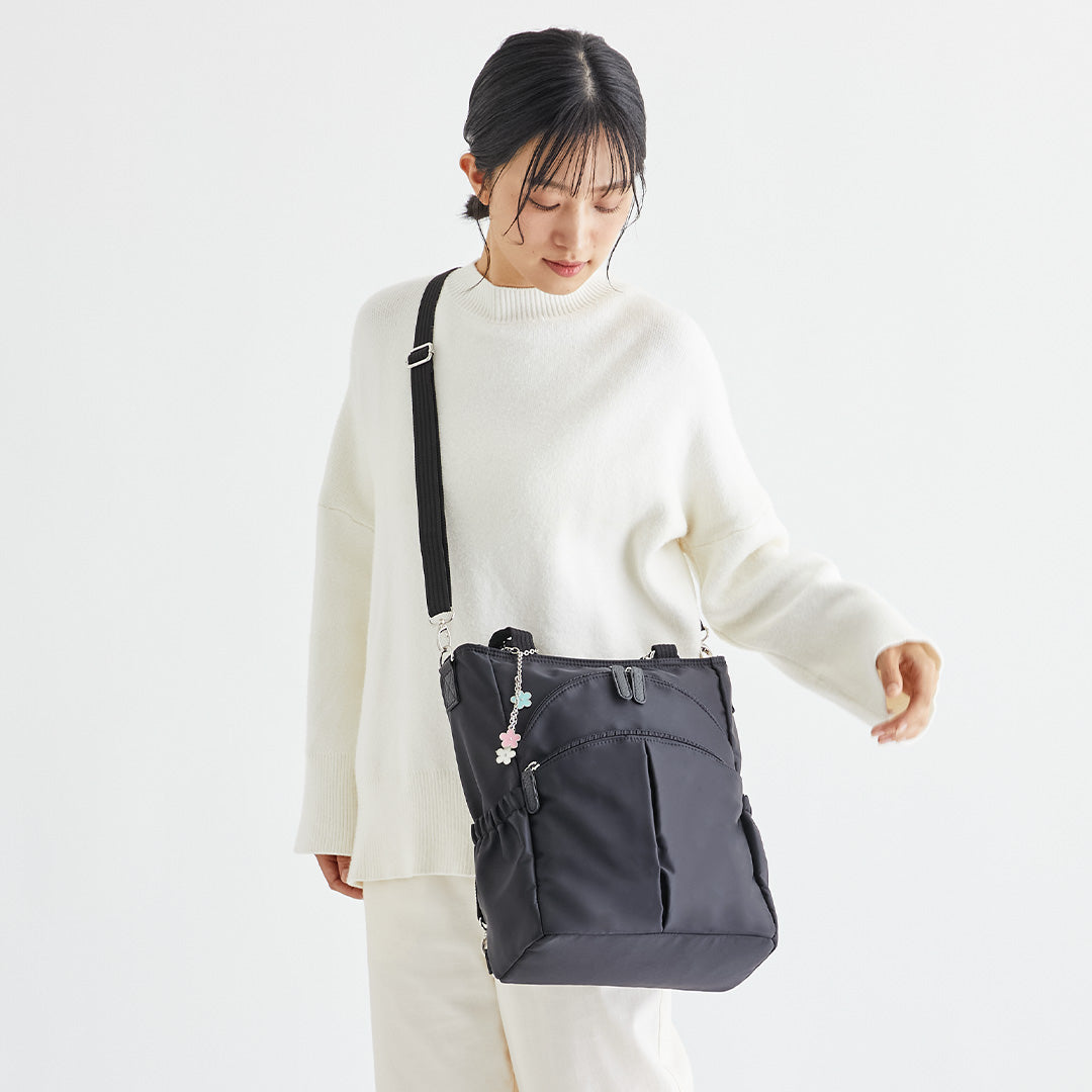 ZAZA はっ水ナイロン花チャーム付き4wayバッグ EL5629