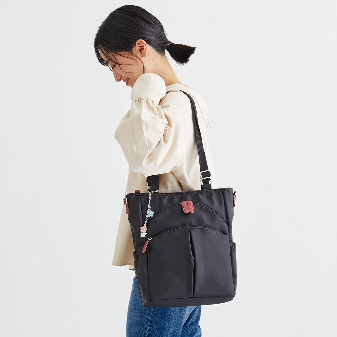 ZAZA はっ水ナイロン花チャーム付き4wayバッグ EL5629