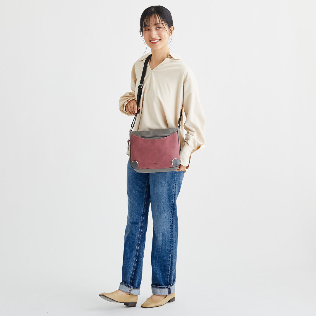 ZAZA シワナイロン×合皮リボン猫チャーム付きショルダーバッグ  EL5137