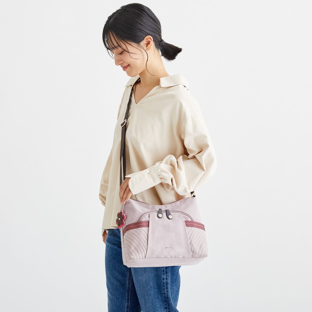 ZAZA シワナイロン花チャーム付きステッチショルダーバッグ EL5131