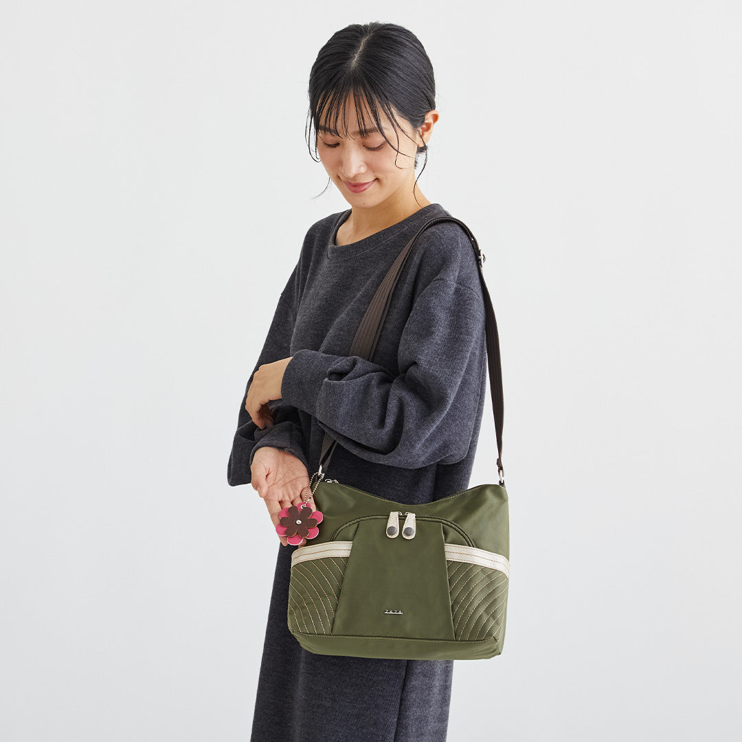 ZAZA シワナイロン花チャーム付きステッチショルダーバッグ EL5131